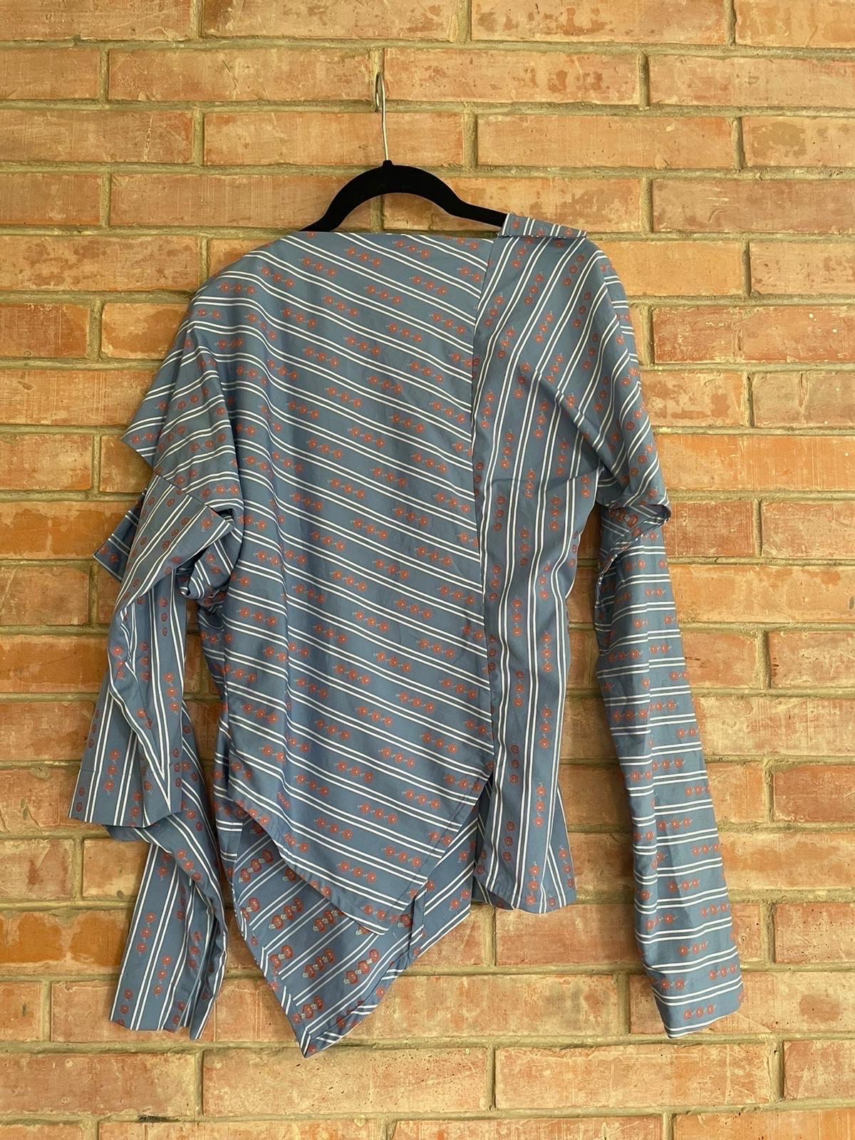 Vivienne Westwood AW 20 shirt 100% cotton. 
Very particular in shape like all the brand's creations. Closure with buttons and sleeves to be interpreted. 
New with tags. 
Size indicated sample therefore 40. 
Shoulders 42 cm
Breast 44 cm
Waist 38cm
58