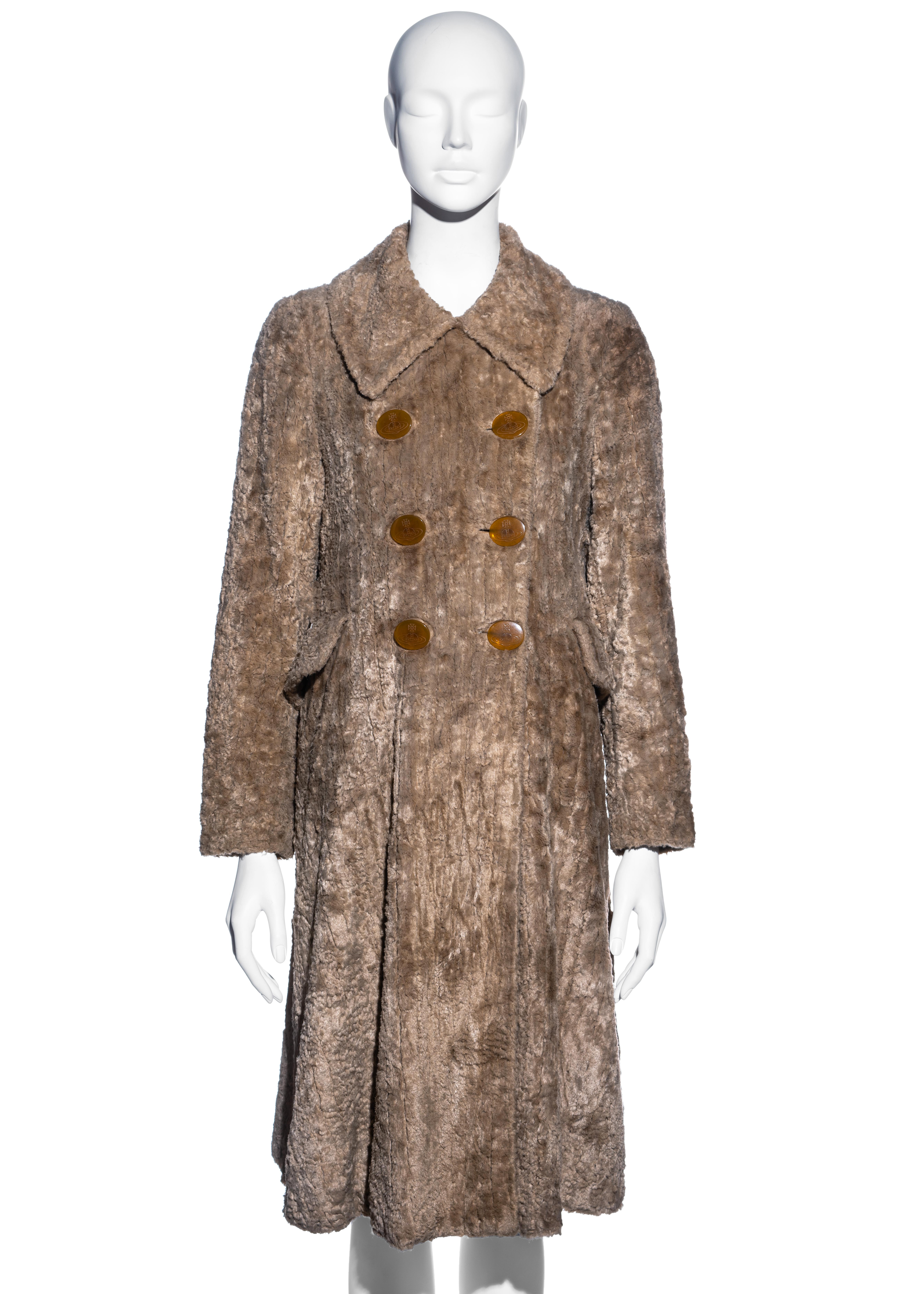 ▪ Vivienne Westwood beige chenille swing coat
▪ 69% Rayon, 31% Cotton
▪ Large org etched buttons
▪ Two front flap pockets
▪ Large flat collar
▪ Loose fit
▪ IT 40 - FR 36 - UK 8 - US 4
▪ Fall-Winter 1994