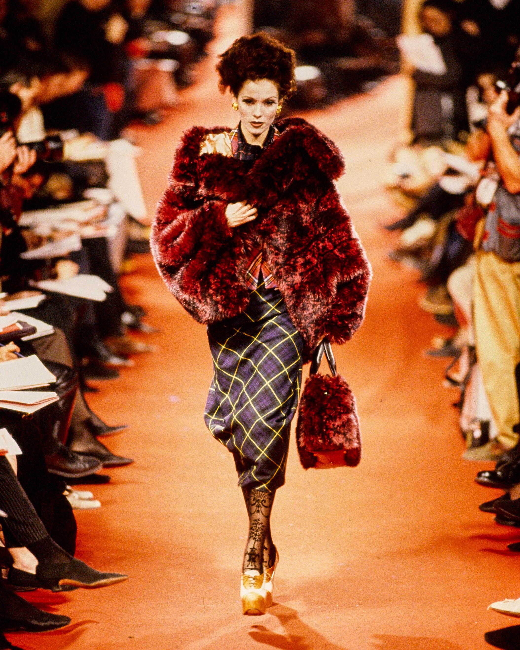 Vivienne Westwood, veste courte surdimensionnée en fausse fourrure noire, automne-hiver 1993 en vente 1