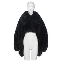 Vivienne Westwood, veste courte surdimensionnée en fausse fourrure noire, automne-hiver 1993