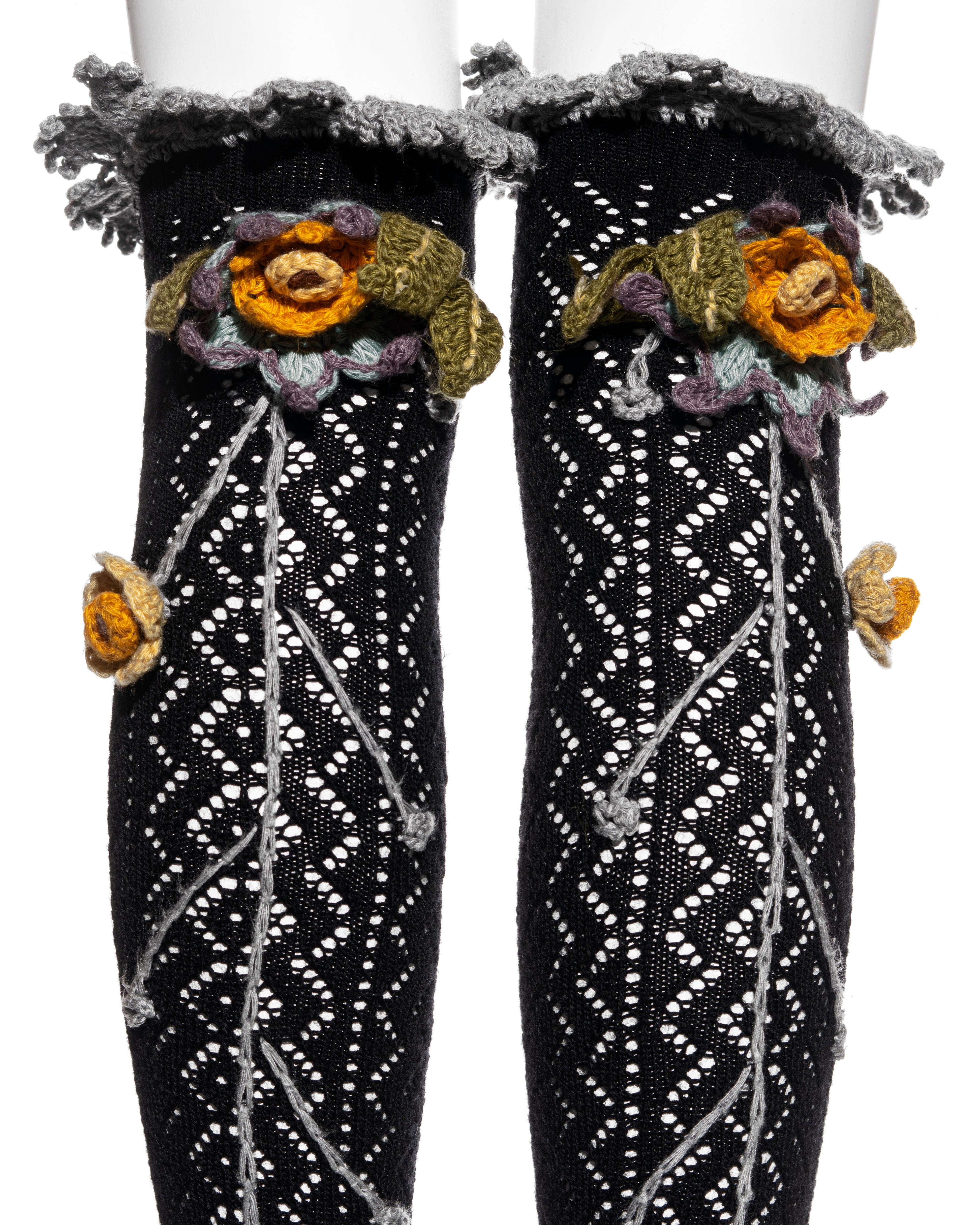 Ensemble pull, jupe et chaussettes en maille noire Vivienne Westwood, automne-hiver 1994 en vente 2