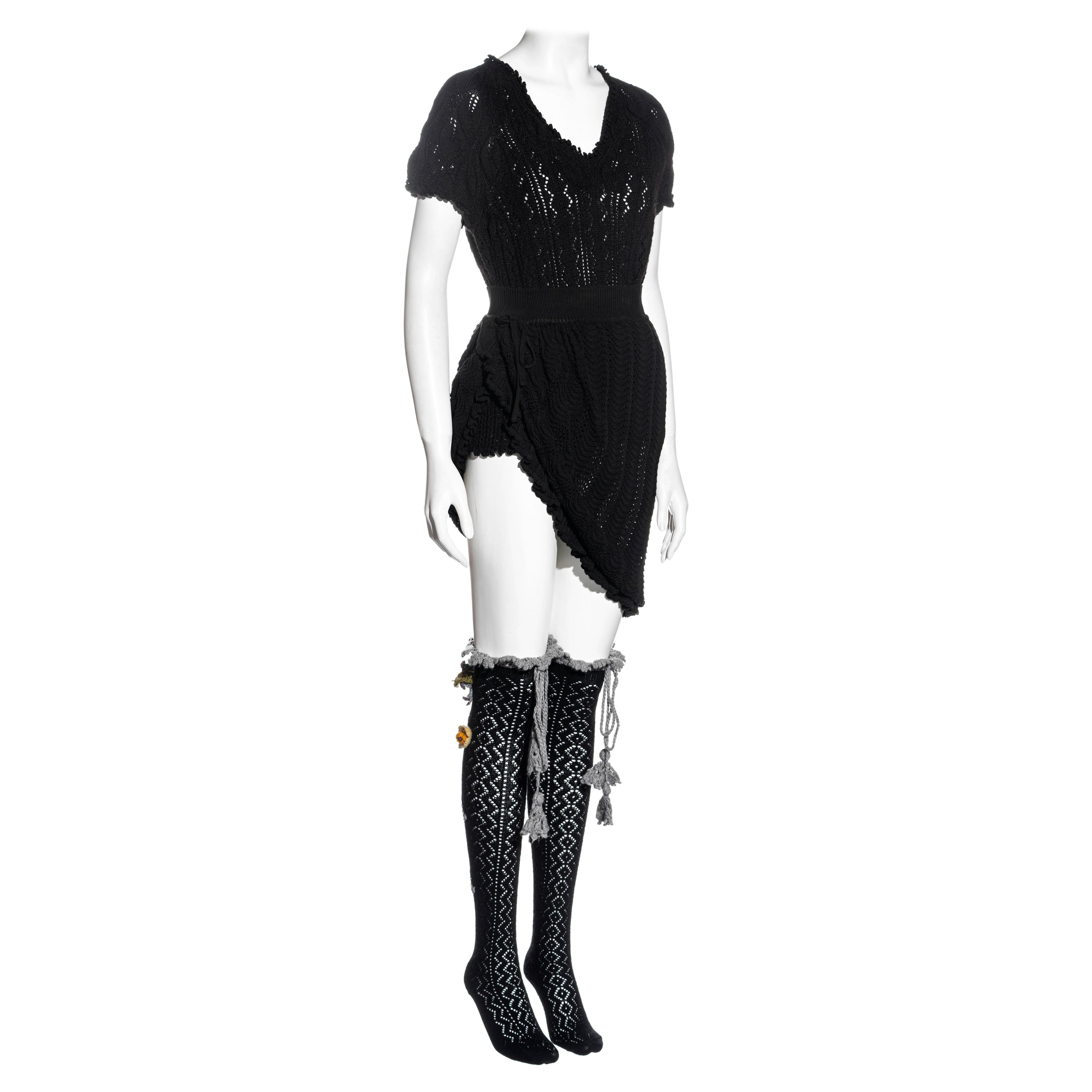 Conjunto Vivienne Westwood de jersey de punto negro, falda y medias, fw 1994 en venta