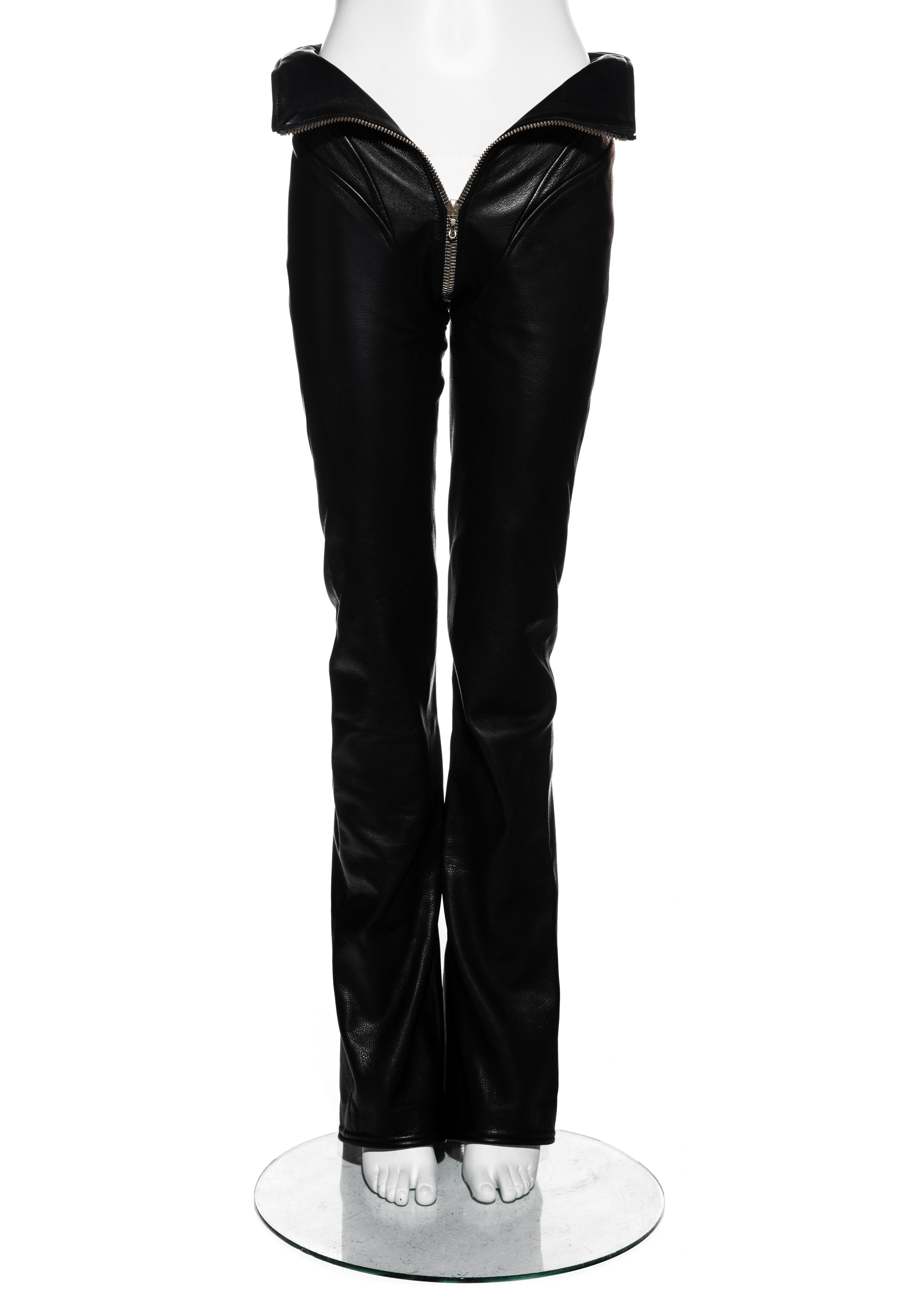 ▪ Vivienne Westwood black leather pants 
▪ 100% Leather
▪ Metal crotch zipper 
▪ High rise corseted waist 
▪ Zippers at back leg
▪ FR 38 - UK 10 - US 6
▪ Fall-Winter 1997