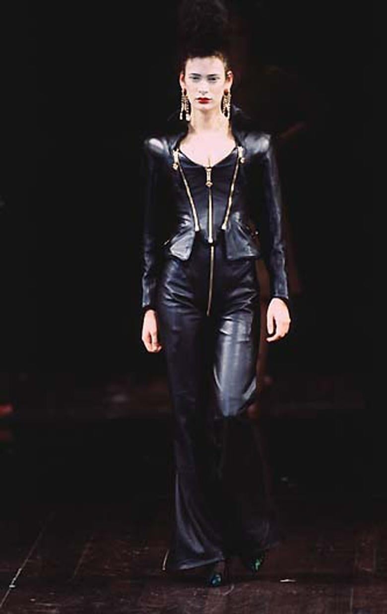 Pantalon corseté en cuir noir avec fermeture éclair à l'entrejambe, Vivienne Westwood, A/H 1997 Pour femmes en vente
