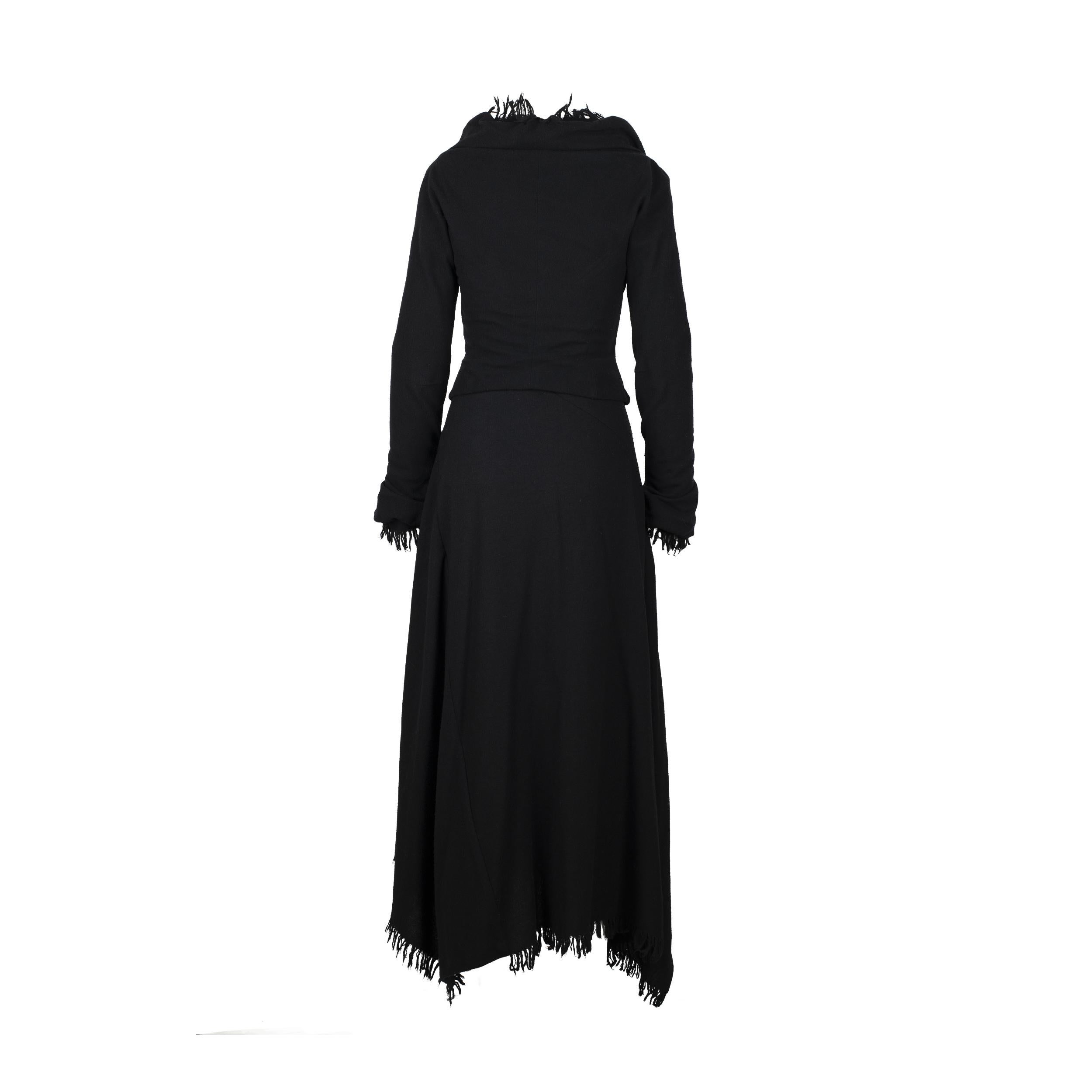 Vivienne Westwood Black set, including a jacket with long sleeve and button fastening, and long asymmetrical skirt with zip fastening.

* Two small holes barely visible.

Total top length - 44 cm
Bust - 41 cm
Shoulders - 37 cm
Sleeves - 68 cm
Total