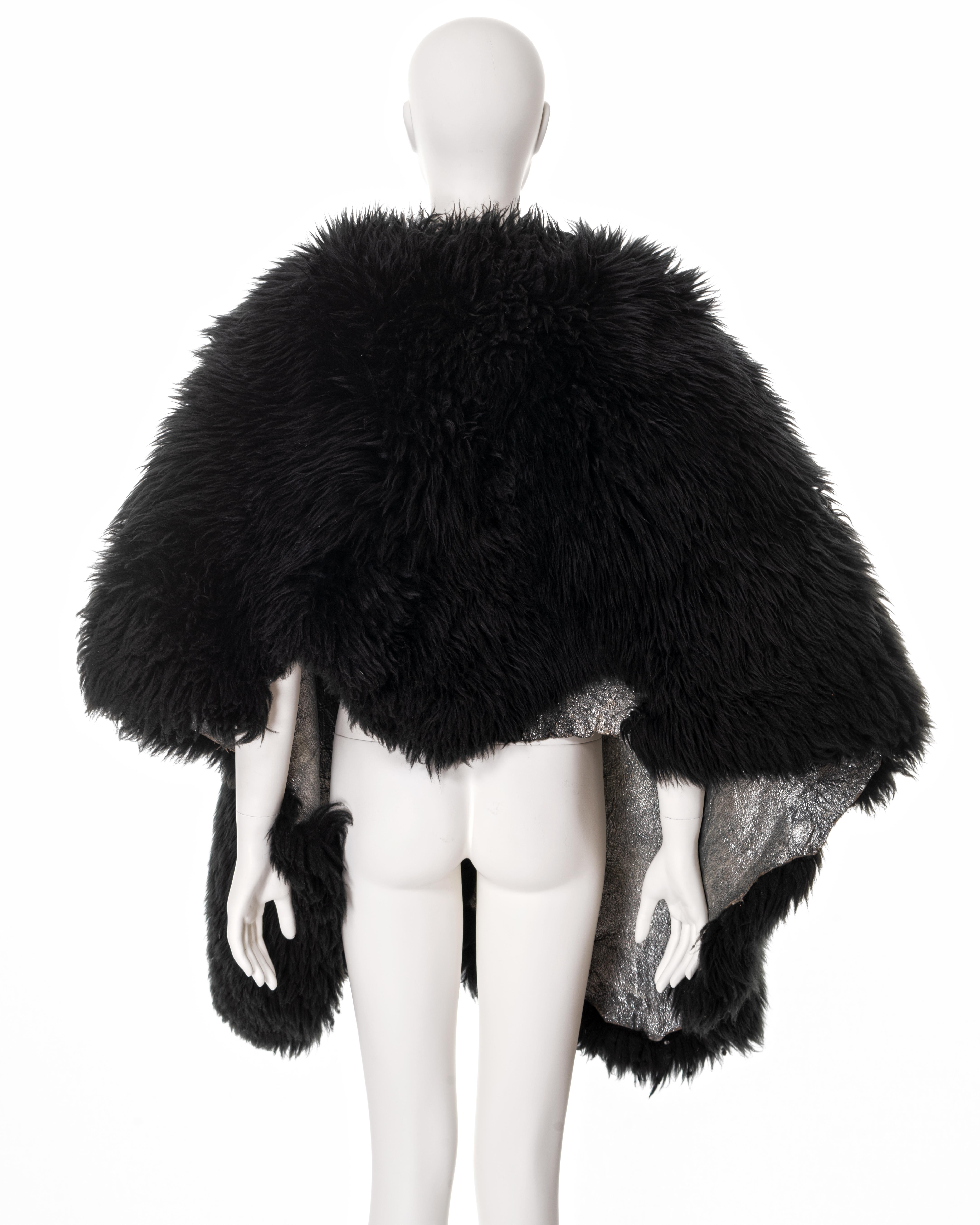 Vivienne Westwood châle surdimensionné en peau de mouton noir, automne-hiver 1992 en vente 3