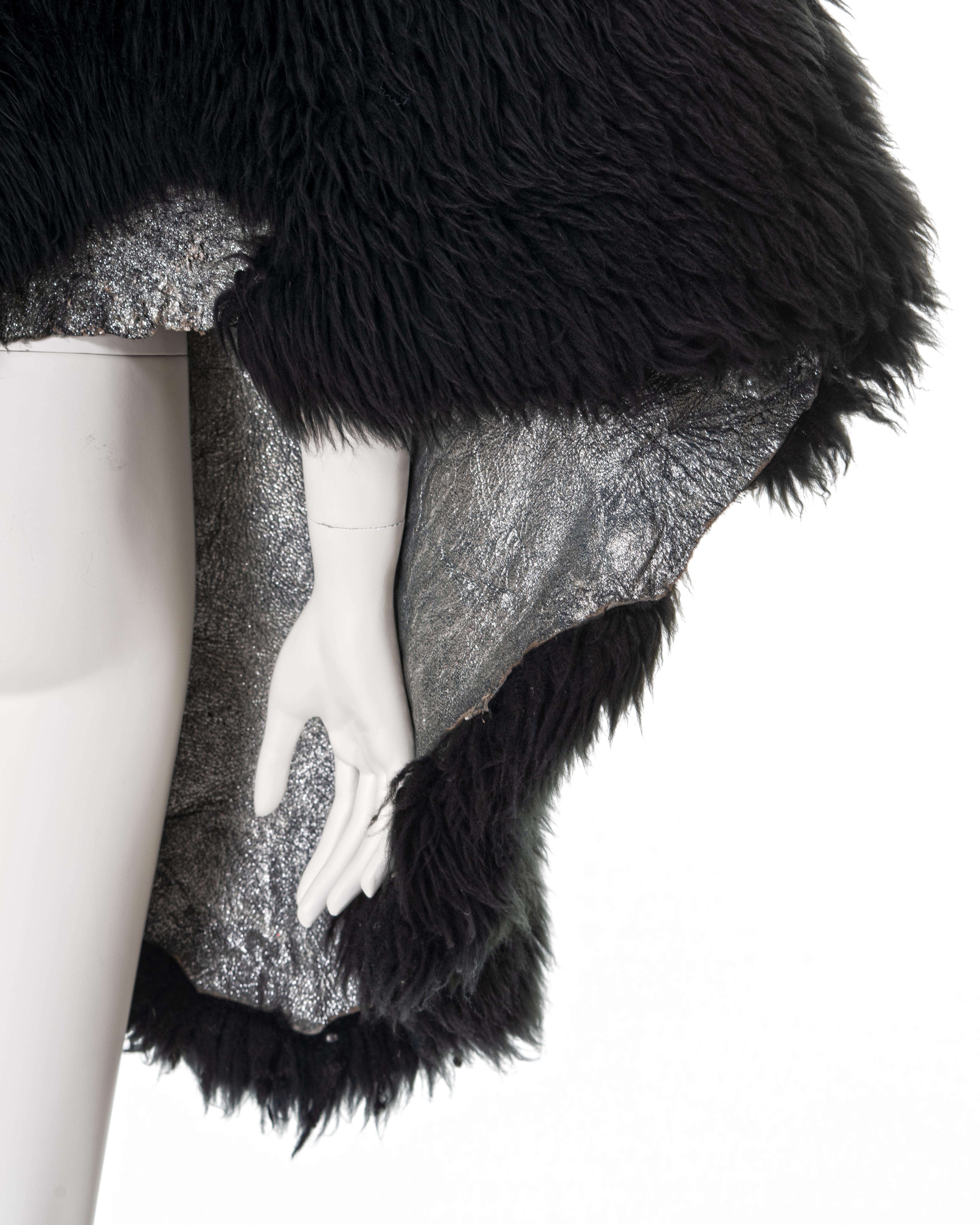 Vivienne Westwood châle surdimensionné en peau de mouton noir, automne-hiver 1992 en vente 4