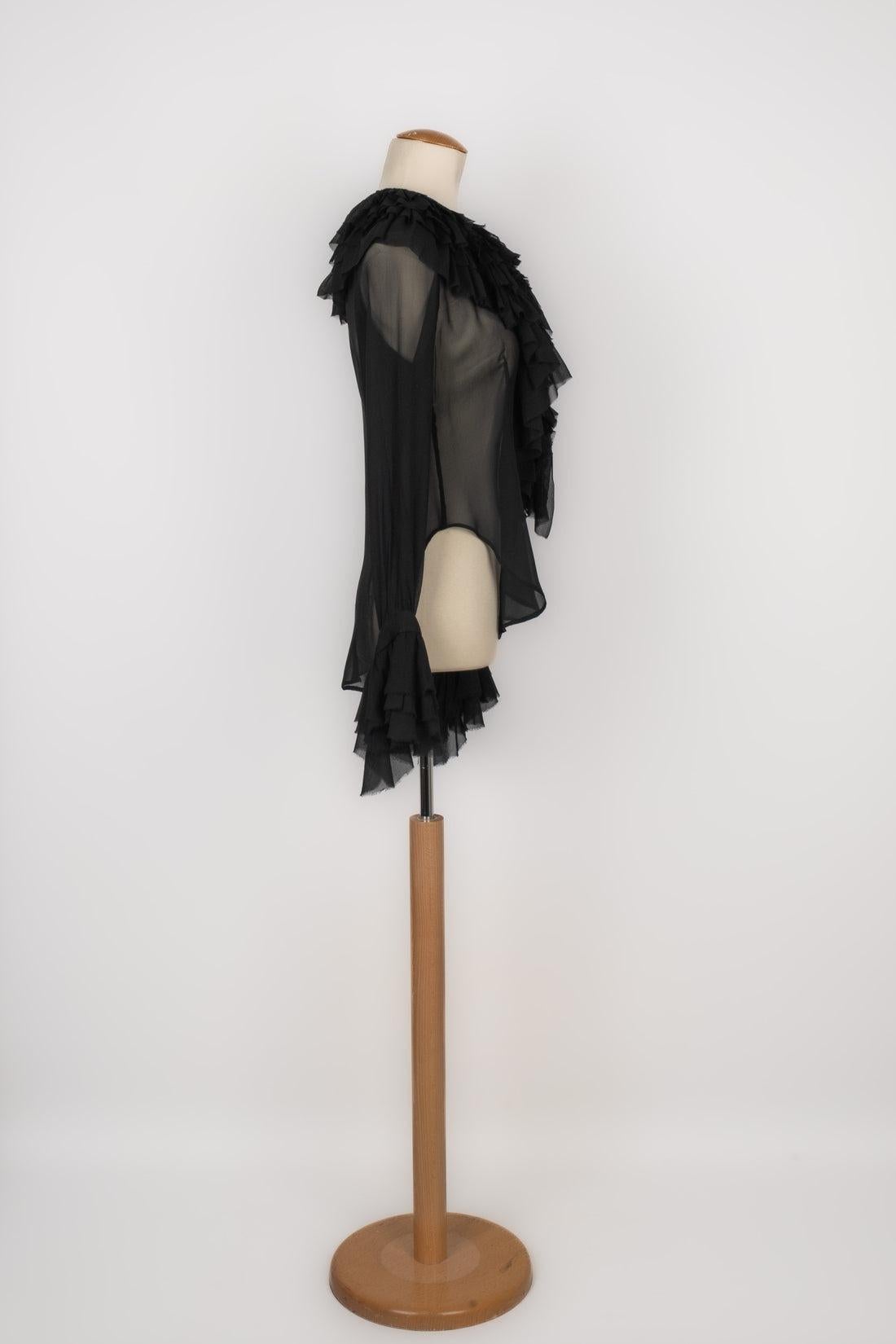 VIVIENNE WESTWOOD - (Made in England) Black silk flounced blouse. 12UK size indicated.

Additional information:
Condition: Very good condition
Dimensions: Shoulder width: 38 cm - Chest: 46 cm - Sleeve length: 70 cm - Length: 65 cm

Seller Reference:
