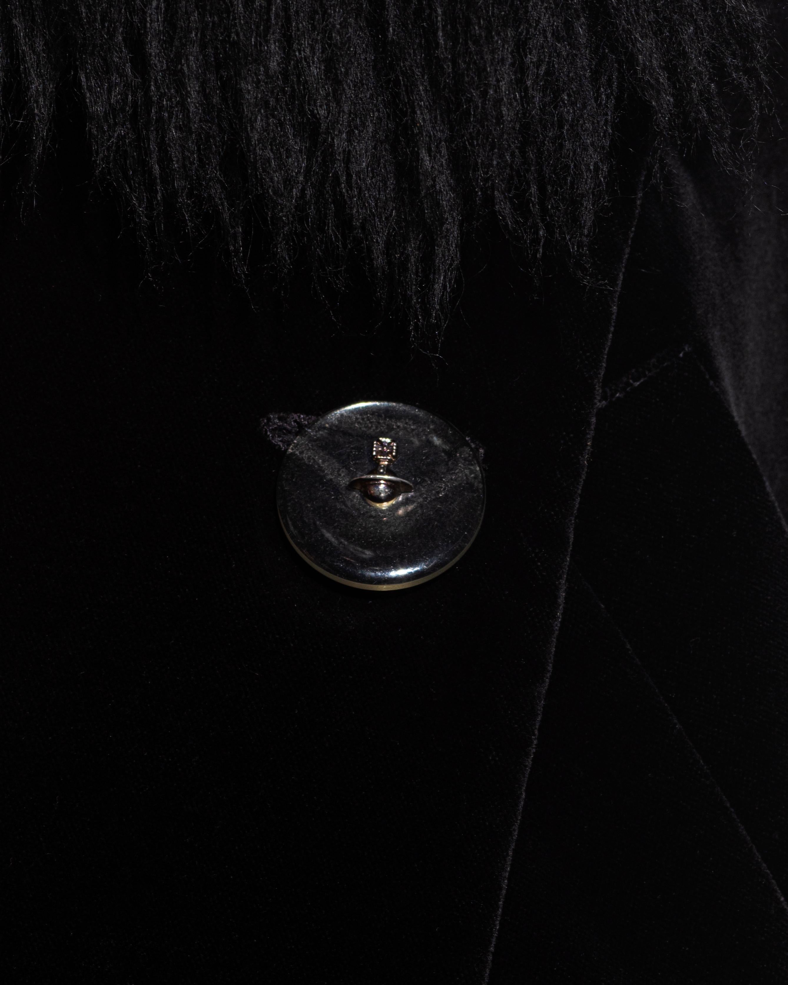 Donna Cappotto doppiopetto in velluto nero e pelle di pecora di Vivienne Westwood, fw 1992