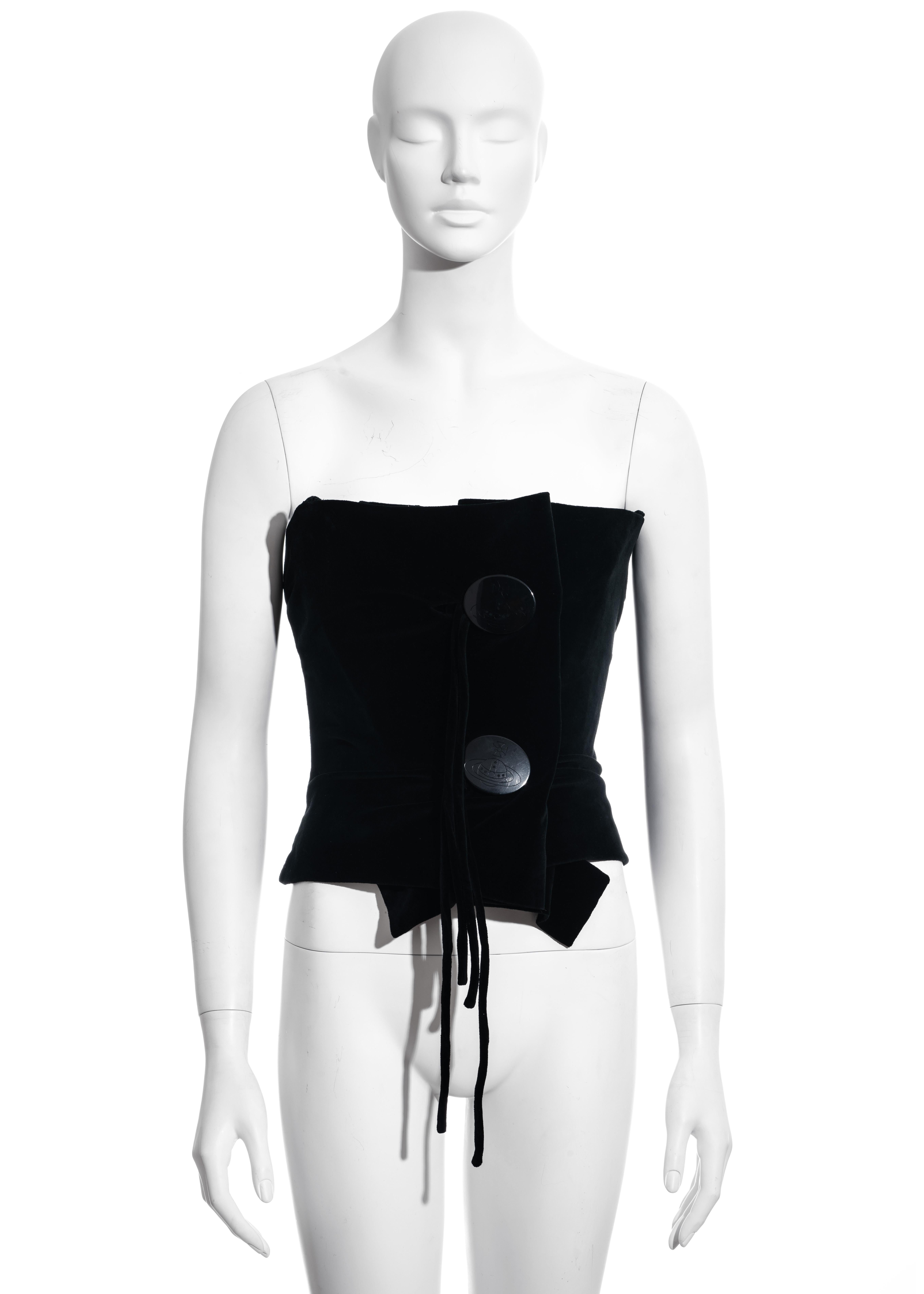 ▪ Vivienne Westwood black velvet corset 
▪ 77% Cotton, 21% Rayon, 2% Lycra
▪ Large orb buttons 
▪ Front zip closure 
▪ UK 12 - FR 40 - US 8
▪ Fall-Winter 1998