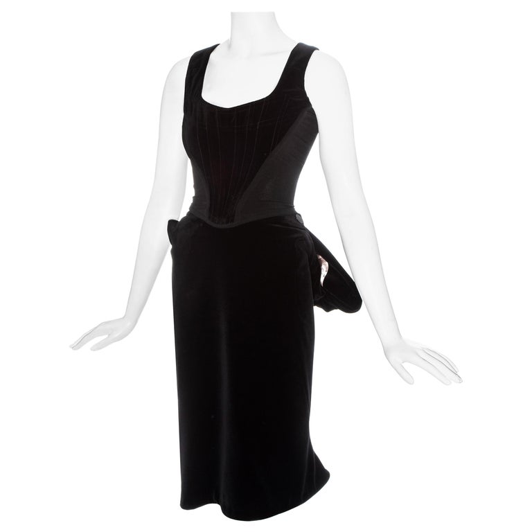 https://a.1stdibscdn.com/vivienne-westwood-black-velvet-corset-and-bustled-skirt-fw-1996-for-sale/1121189/v_91593321585360504606/9159332_master.jpg?width=768