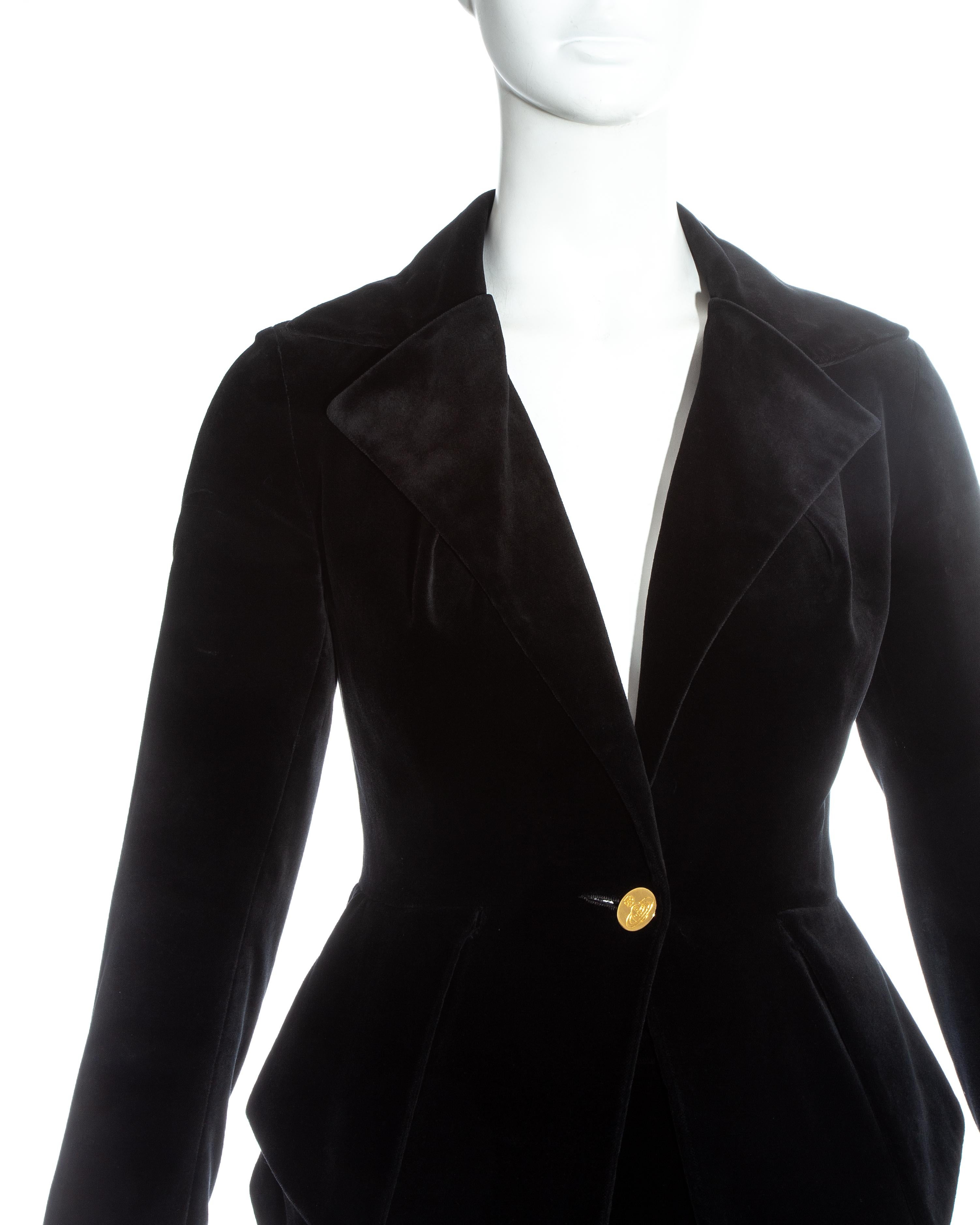 Vivienne Westwood Schwarzer Minirock aus Samt mit Peplum-Anzug aus Samt, H/W 1993 im Zustand „Gut“ im Angebot in London, GB
