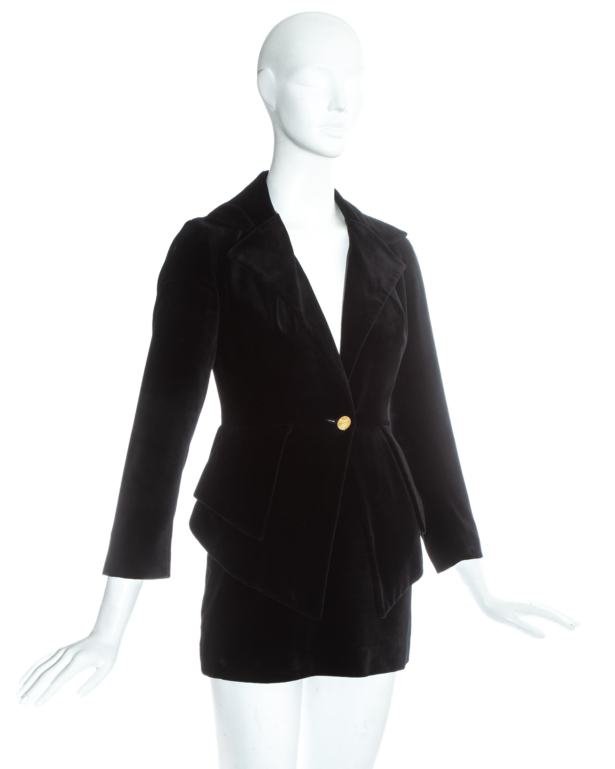 Vivienne Westwood Schwarzer Minirock aus Samt mit Peplum-Anzug aus Samt, H/W 1993 für Damen oder Herren im Angebot