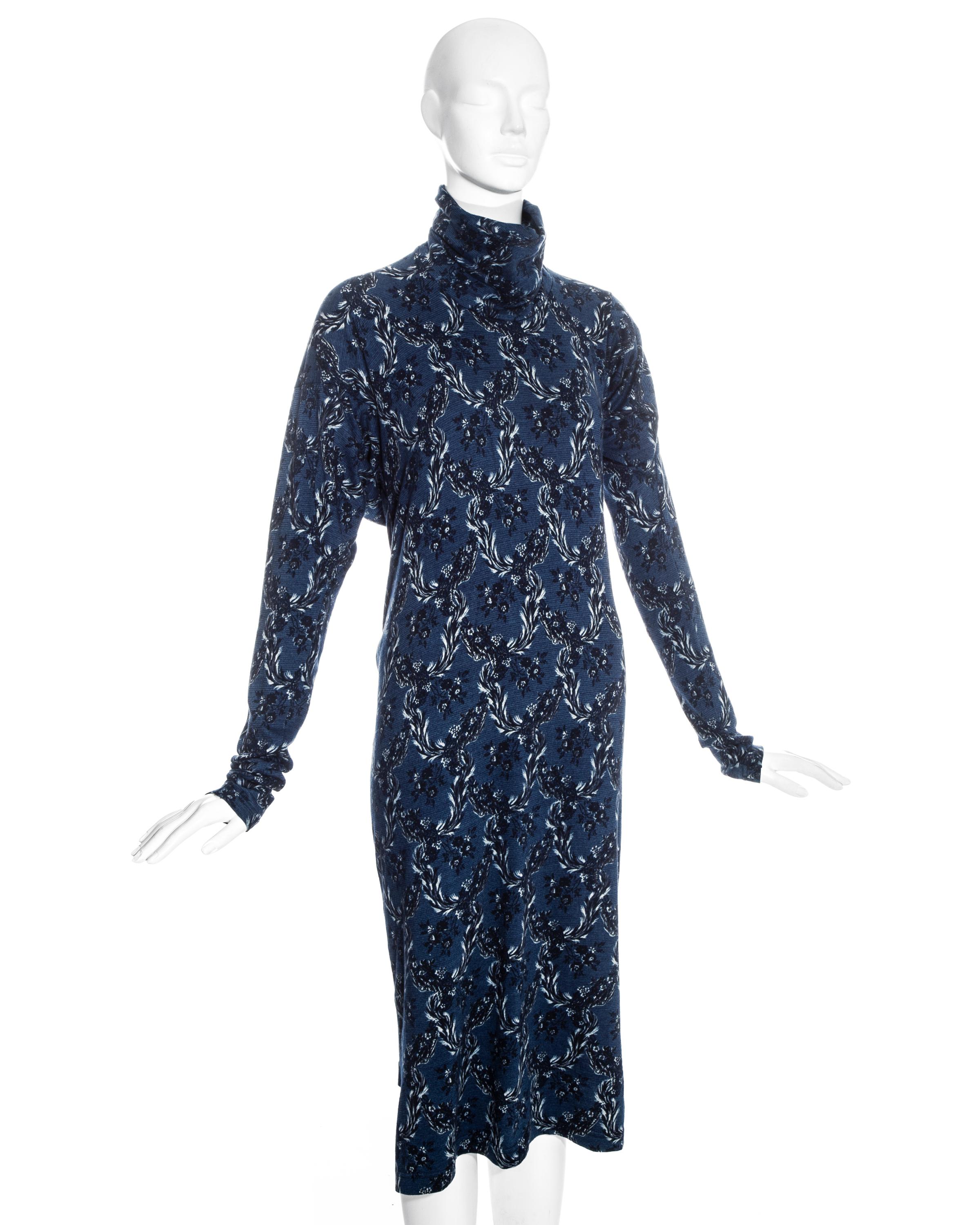 Vestido Vivienne Westwood azul y blanco con estampado floral de manga larga y cuello vuelto por debajo de la rodilla

Otoño-Invierno 1996