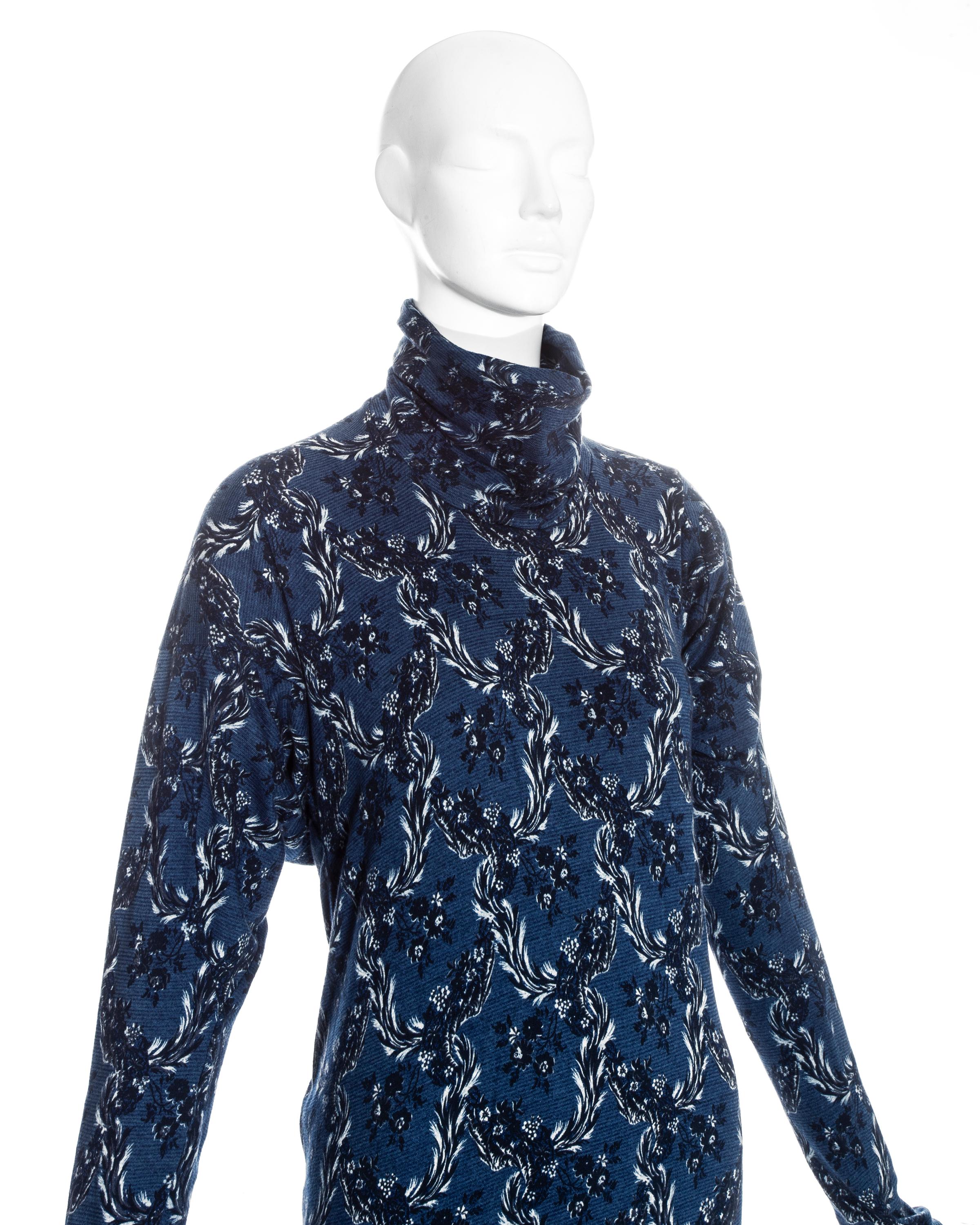 Blaues und weißes Kleid mit Blumendruck und Rollkragen von Vivienne Westwood, H/W 1996 (Schwarz) im Angebot
