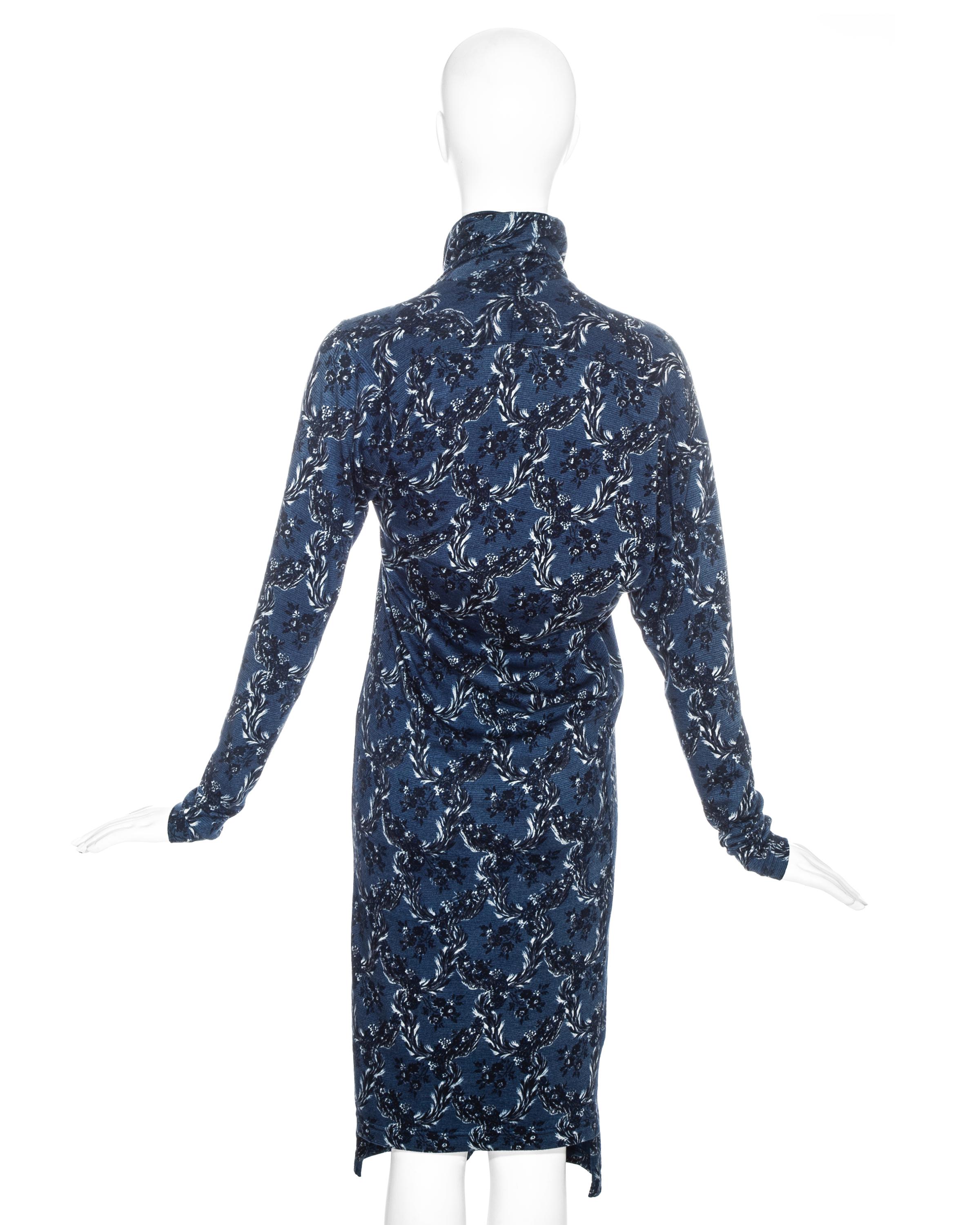 Blaues und weißes Kleid mit Blumendruck und Rollkragen von Vivienne Westwood, H/W 1996 im Zustand „Gut“ im Angebot in London, GB