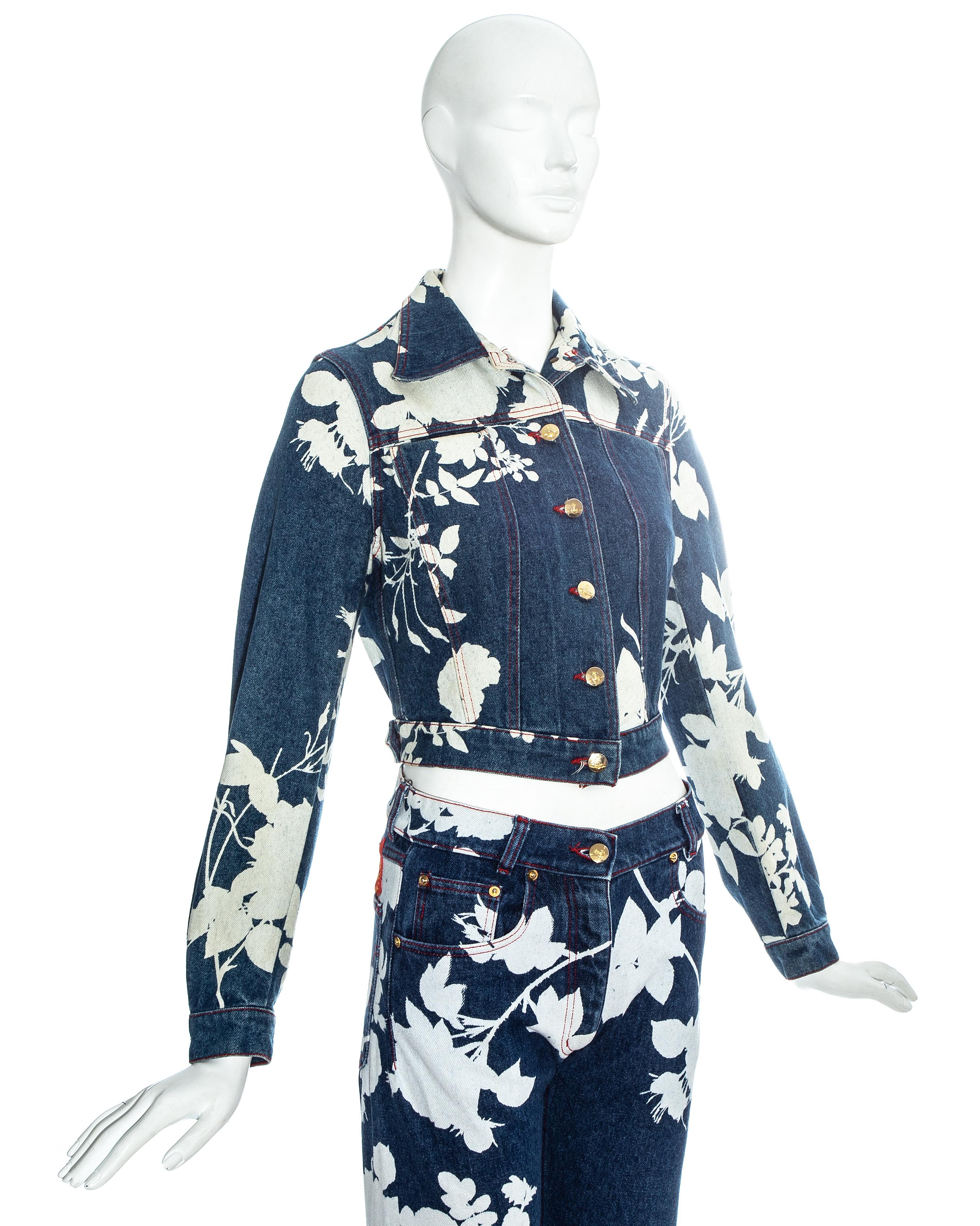 Blauer Denim-Hosenanzug von Vivienne Westwood mit gebleichter Blumendruck, Frühjahr/Sommer 1994 im Zustand „Gut“ in London, GB
