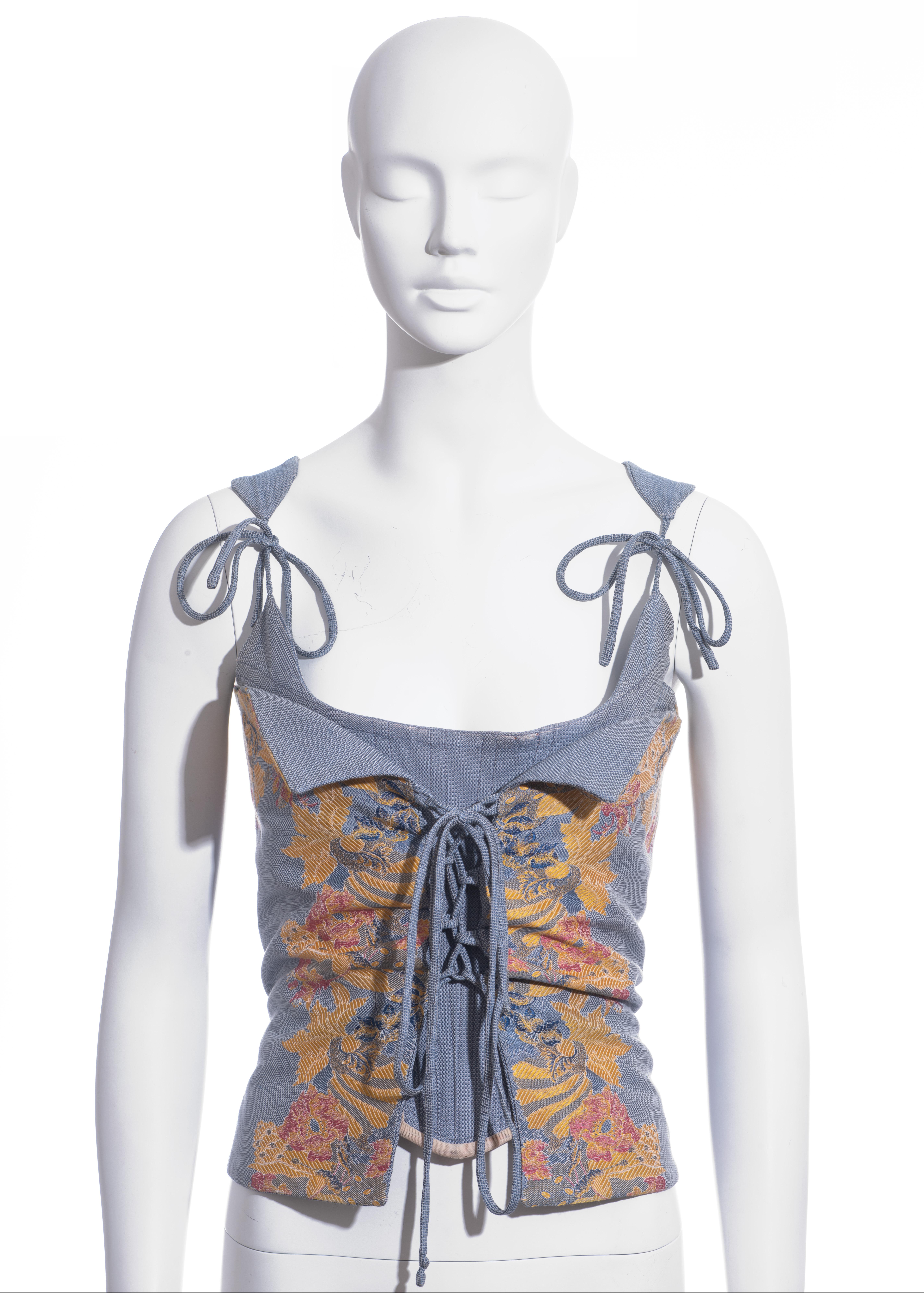 ▪ Vivienne Westwood Korsett aus blauem Seidenjacquard zum Schnüren
▪ 100% Seide 
▪ Rosa und gelbes Blumendesign
▪ Eingebaute Ausbeinung 
▪ Kordelverschlüsse an Schulterträgern und Büste 
▪ Reißverschluss auf der Rückseite
▪ UK 12 - FR 40 - US 8
▪