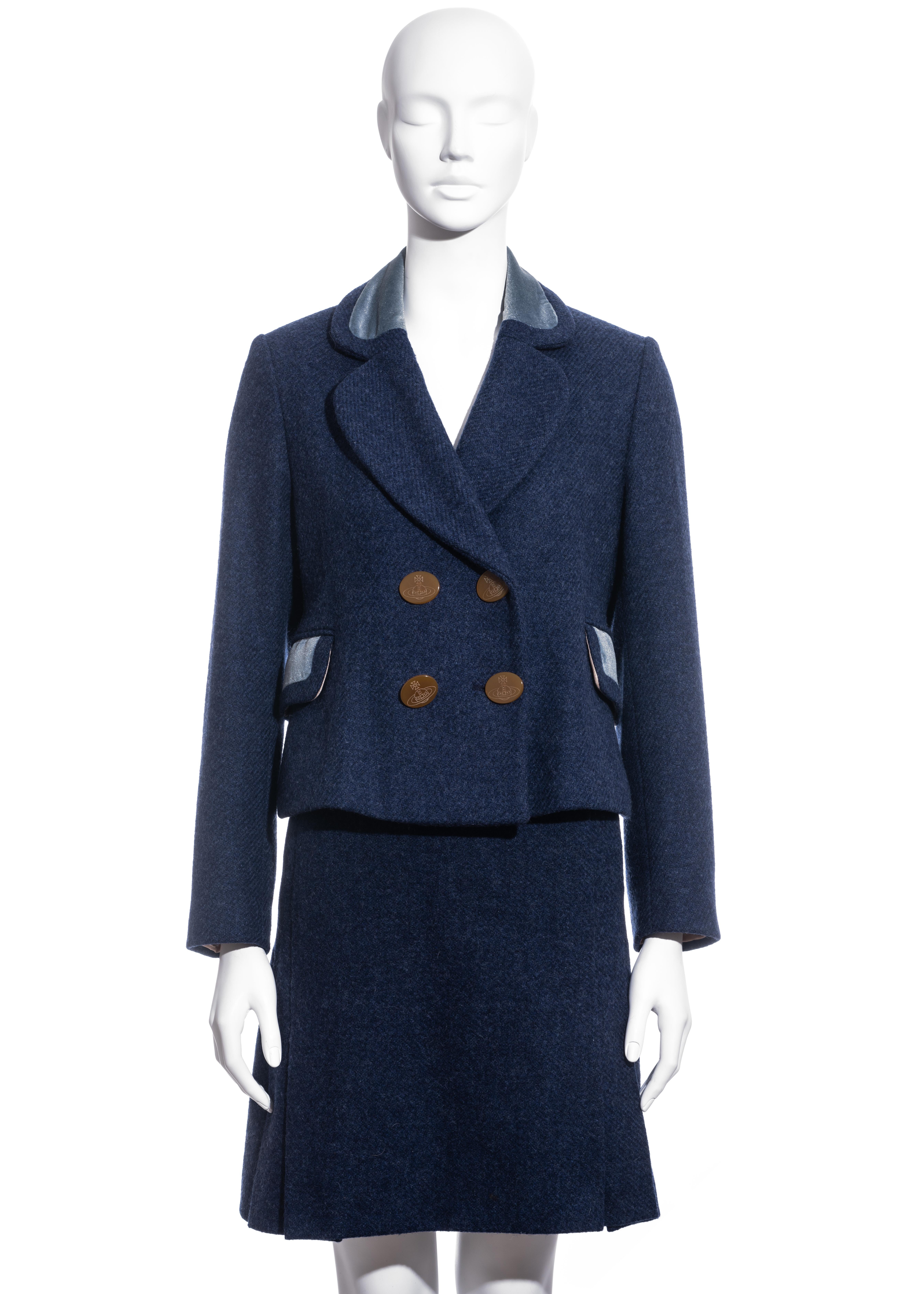 ▪ Abito con gonna in tweed blu di Vivienne Westwood
100% lana
Giacca blazer doppiopetto
Colletto e pattine delle tasche in velluto
Due tasche frontali
Gonna a portafoglio plissettata 
Fibbie barocche quadrate in oro con cinturini in pelle 
IT 40 -