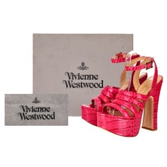 Sandali con zeppa in pelle di vitello goffrata "Britney Croc" di Vivienne Westwood