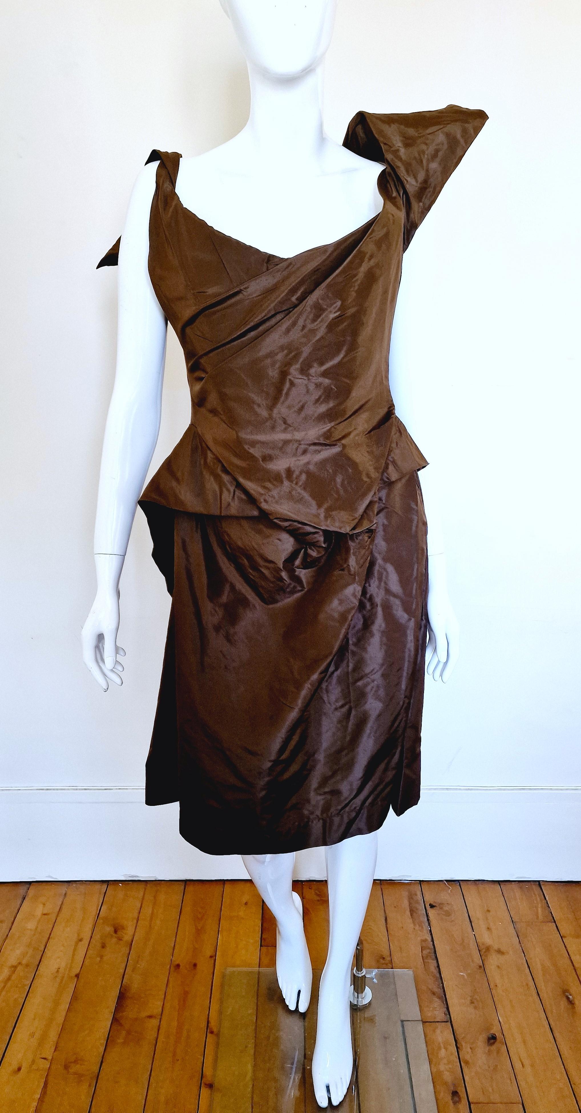 Corset dress by Vivienne Westwood!
Wonderful silhouette!
Sharp shuolders!
Fully lined.

EXCELLENT condition!

SIZE
Large.
Makred size: UK14 / US12 / FR42 / I44.
Length: 109 cm / 42.9 inch
Bust: 43 cm / 16.9 inch
Waist: 36 cm / 14.2 inch
Hips: 59 cm