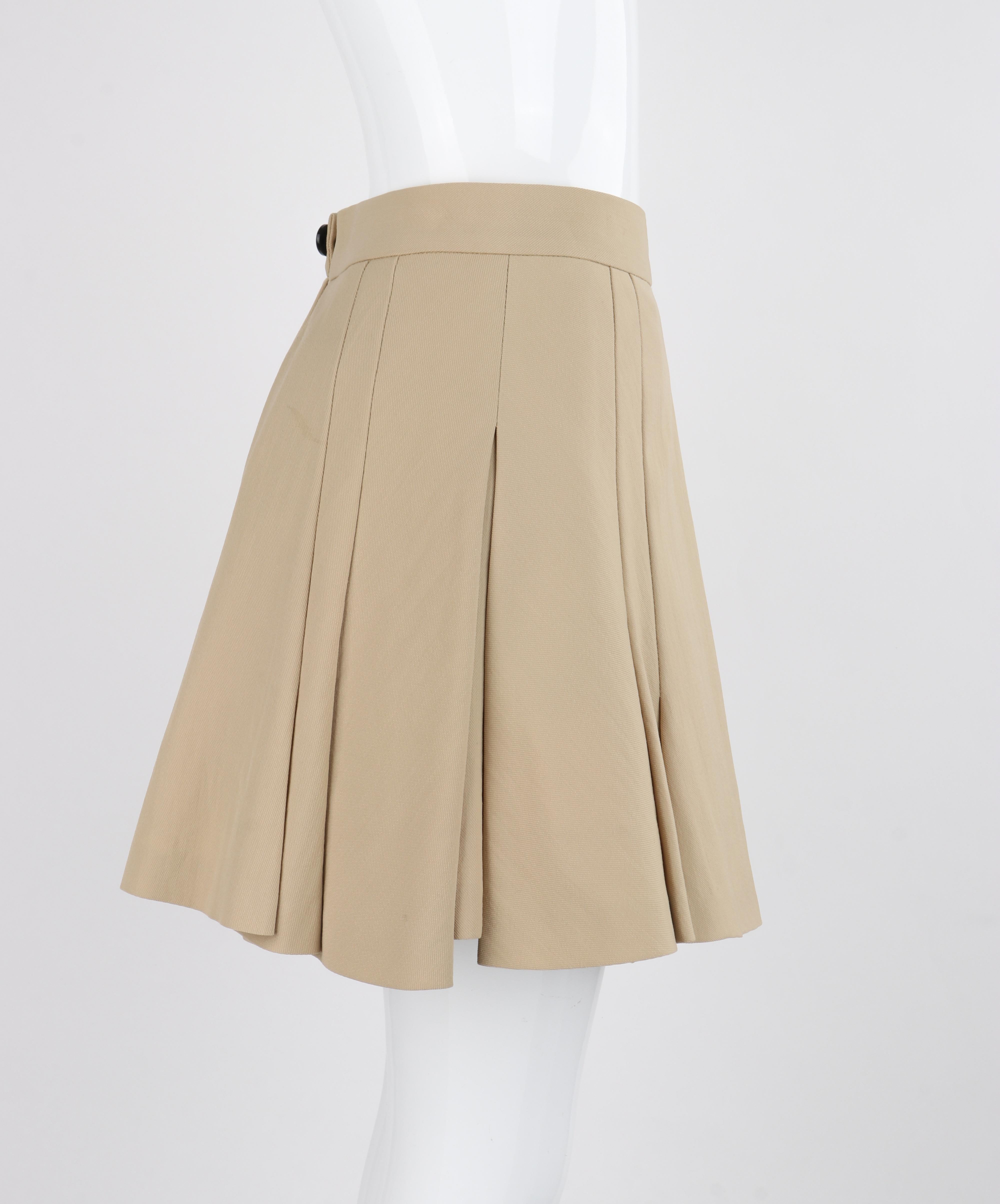 VIVIENNE WESTWOOD c.1990 Clásica minifalda plisada en línea A de mezcla de lana beige tostado en Bueno estado para la venta en Thiensville, WI