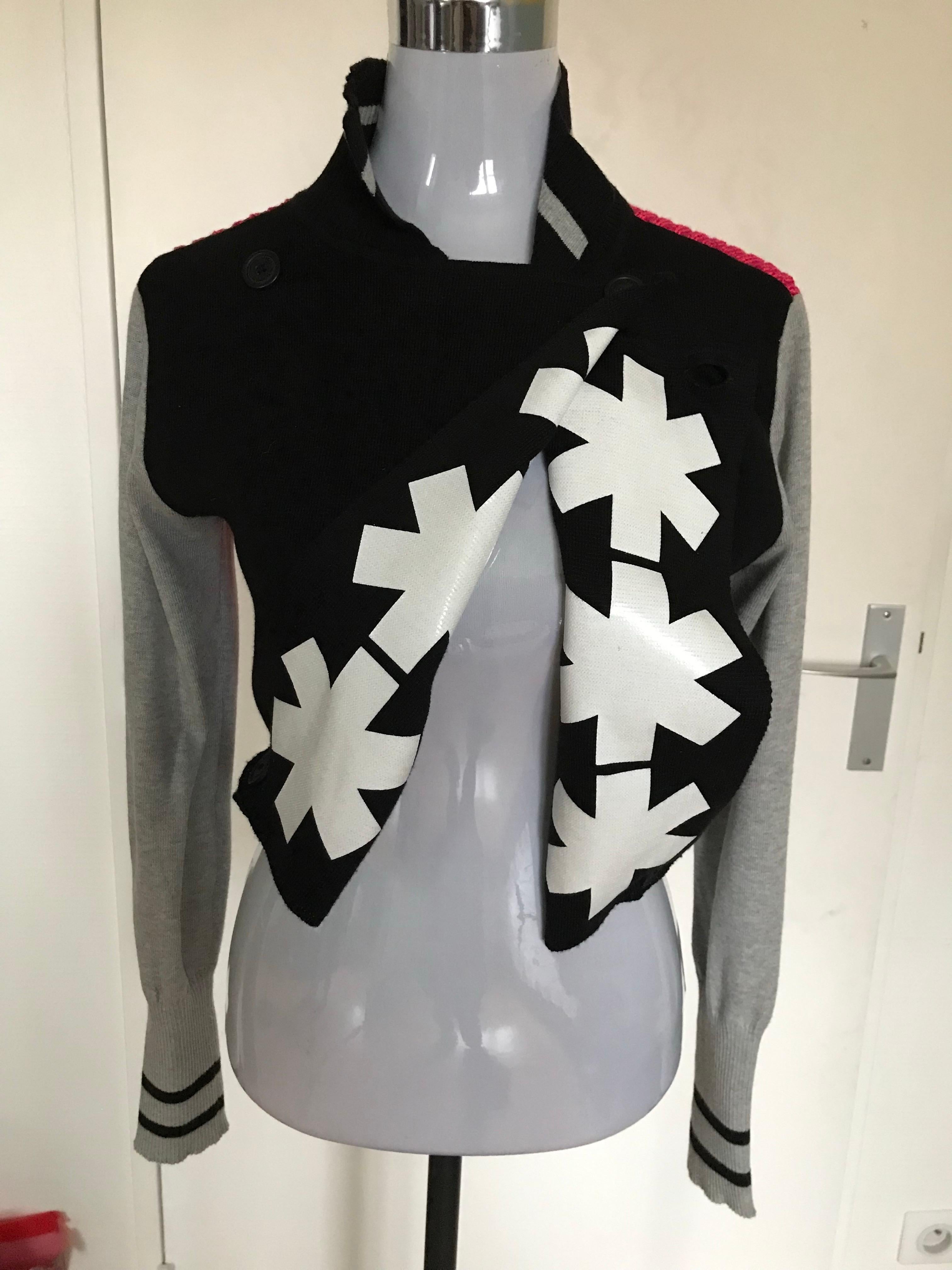 Très beau gilet asymétrique. En très bon état. Convient pour un 36. Coton et cachemire.