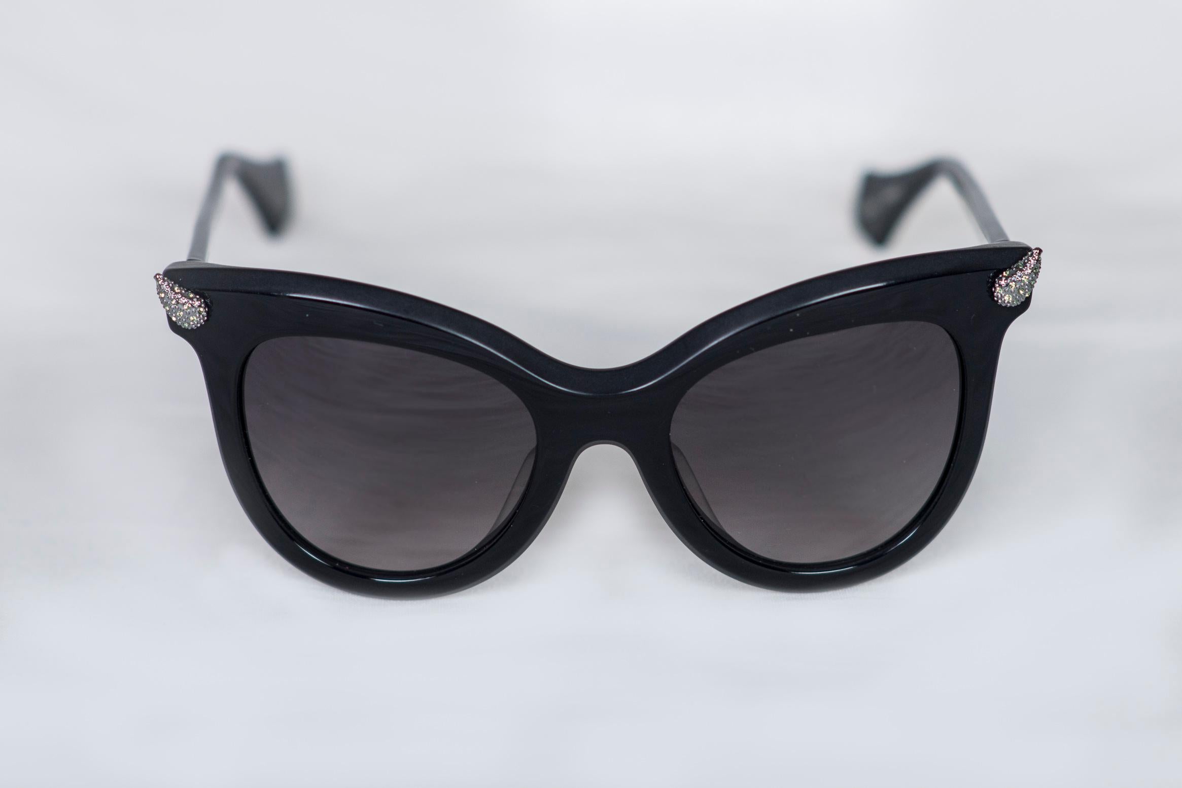 Crafted in Italy from glossy and unpolished black acetate, these Vivienne Westwood sunglasses have retro cat-eye frames and solid gradient lenses. These unconventional sunnies are finished with miniature horns to the corners of the frame, decorated