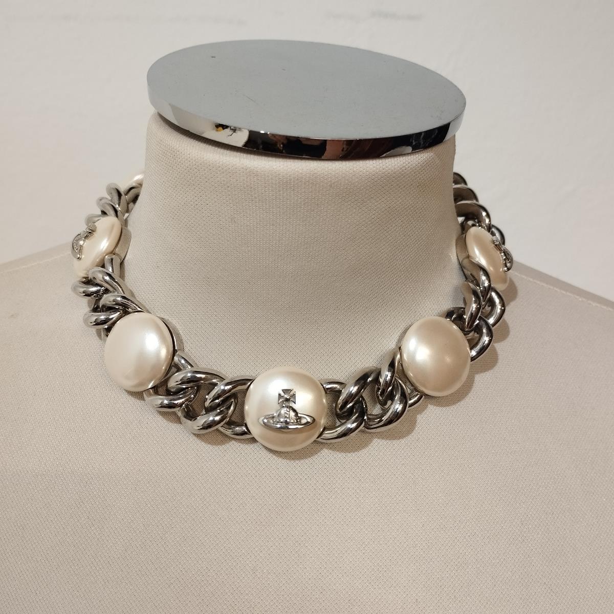 Very chic and iconic Vivienne Westwood collier
Metal chain
Pearl like element
VW Logo
Total lenght cm 40 (15,6 inches)
With pouch
Worldwide express shipping included in the price 