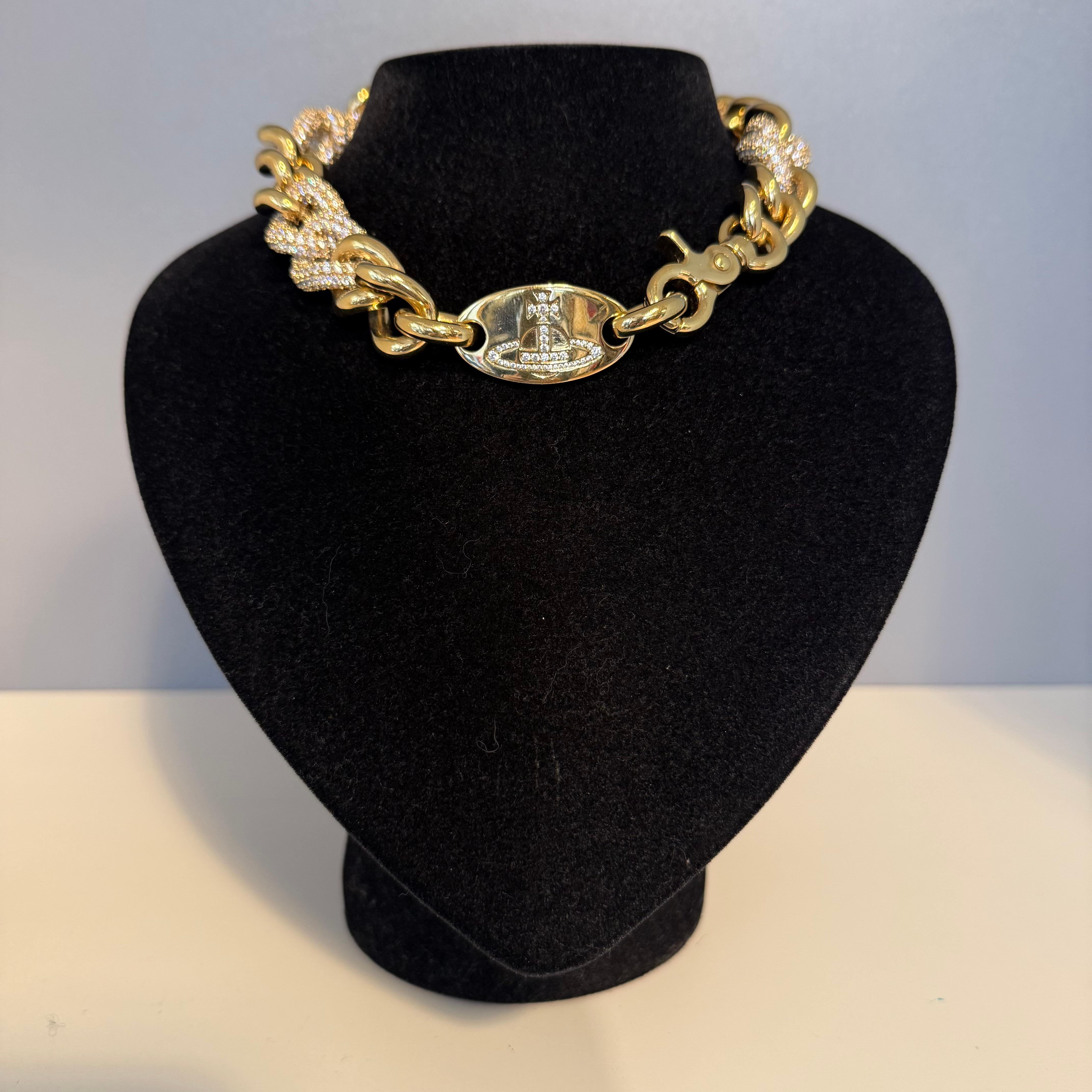 Vivienne Westwood Halskette
Goldene Metallkette
Strass
Gesamtlänge cm 42,5 (16,73 Zoll)
Wie neu, mit Box
Weltweiter Expressversand im Preis inbegriffen 
Ihre Fragen/Interessenbekundungen sind mehr als willkommen!