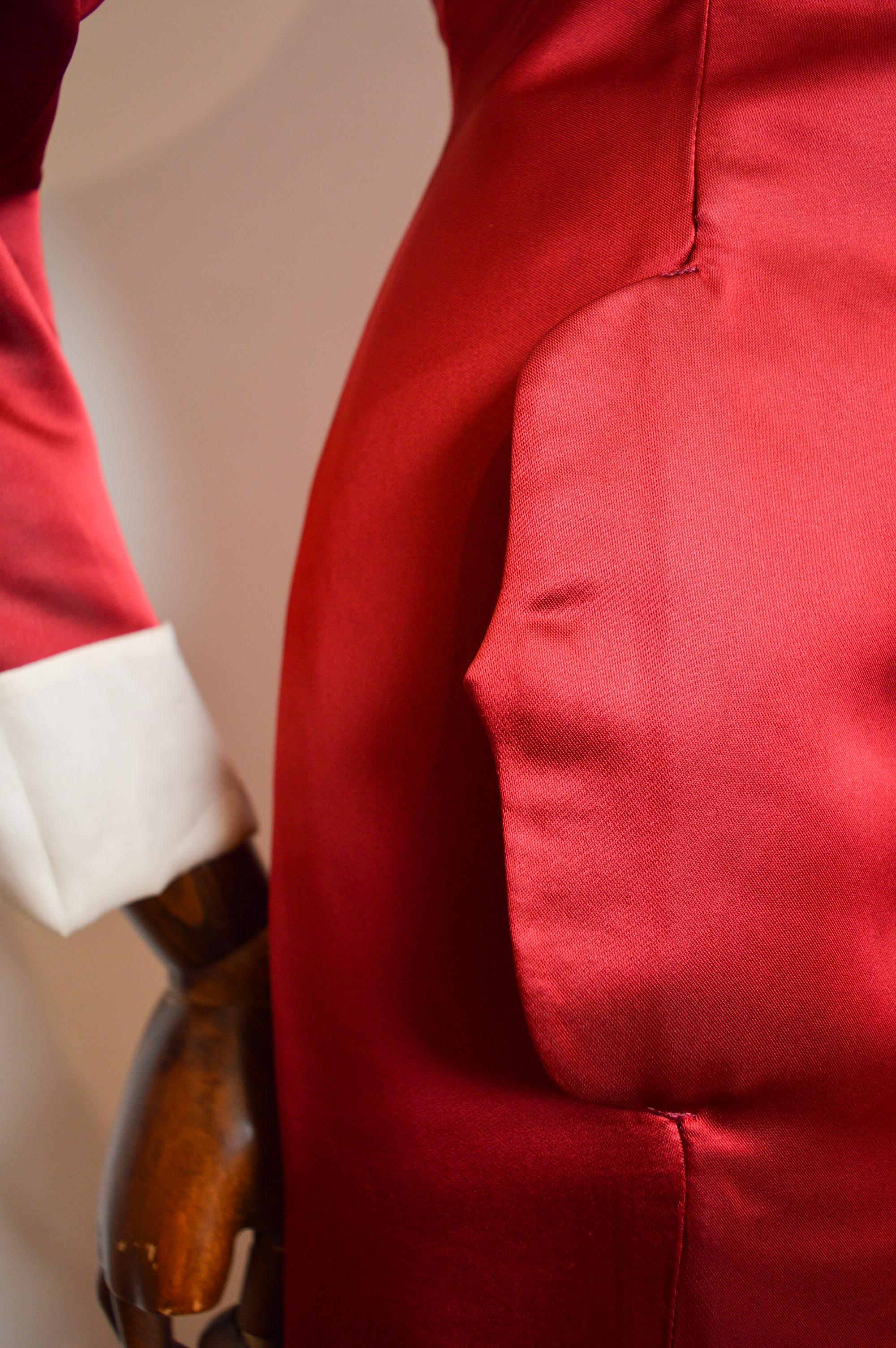 Vivienne Westwood Circa. 1993 Vestido camisero de satén rojo rubí con cuello blanco en venta 5