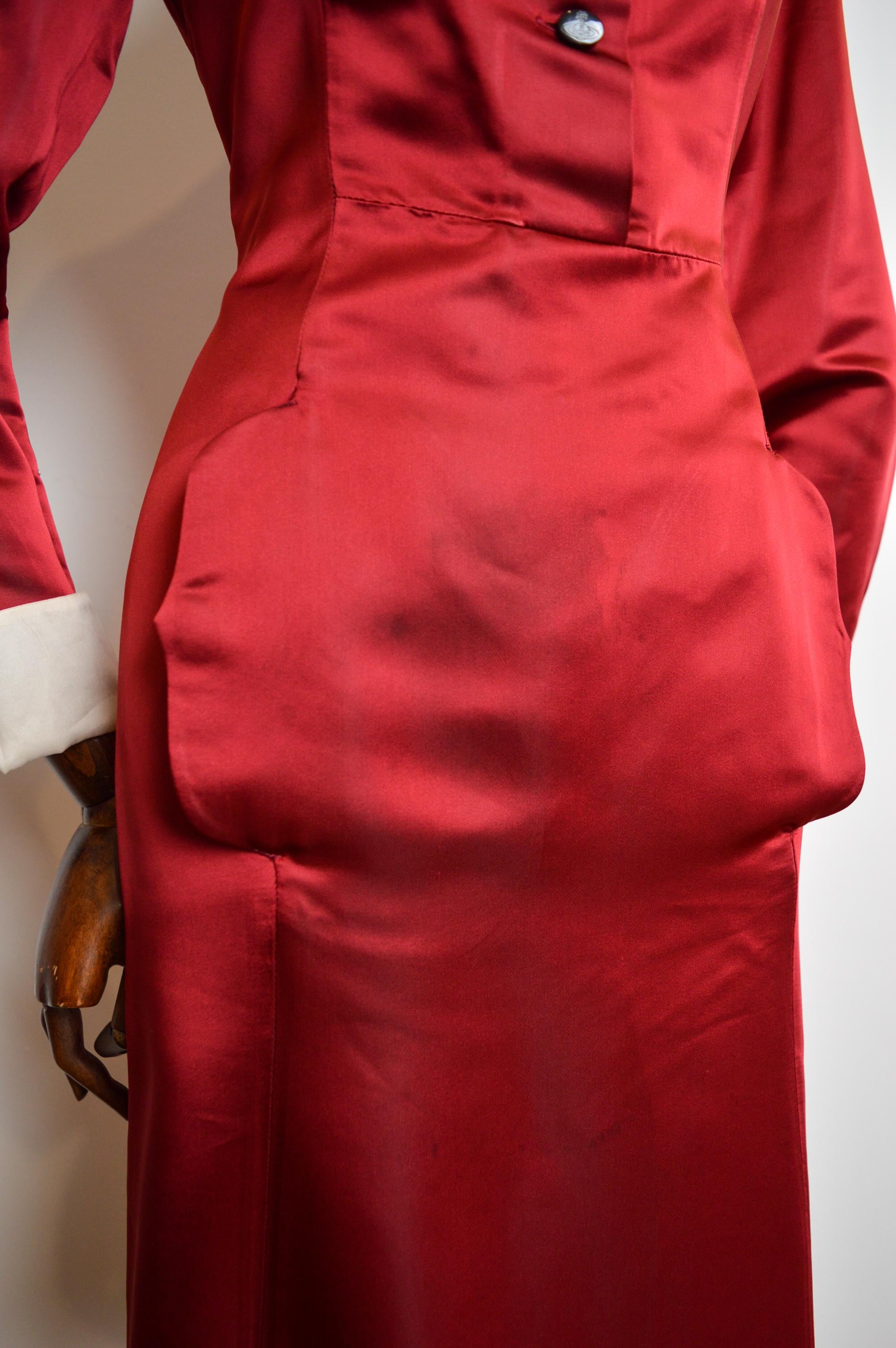 Vivienne Westwood Circa. 1993 Vestido camisero de satén rojo rubí con cuello blanco en venta 6