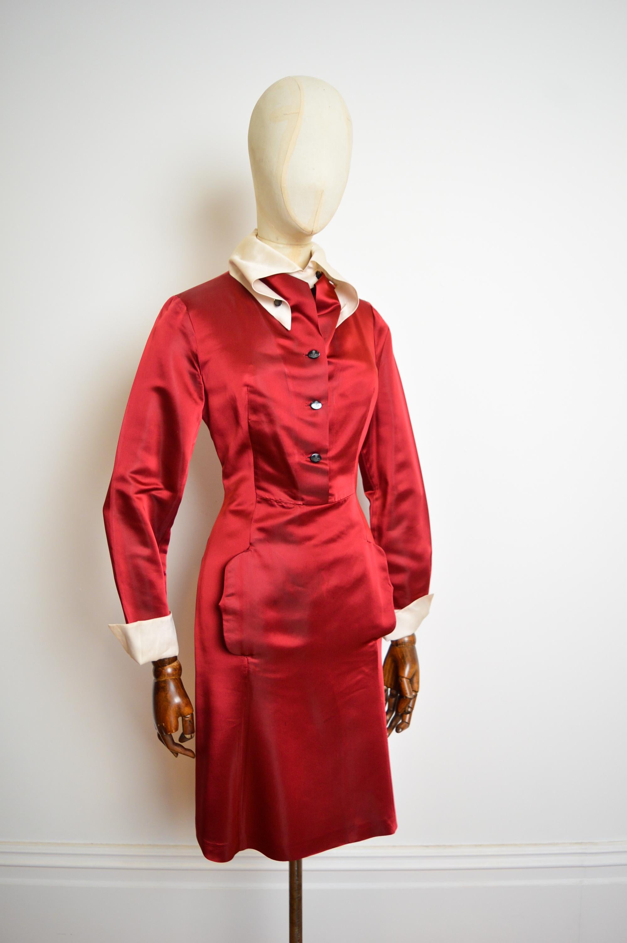 Vivienne Westwood Circa. 1993 Vestido camisero de satén rojo rubí con cuello blanco en venta 7