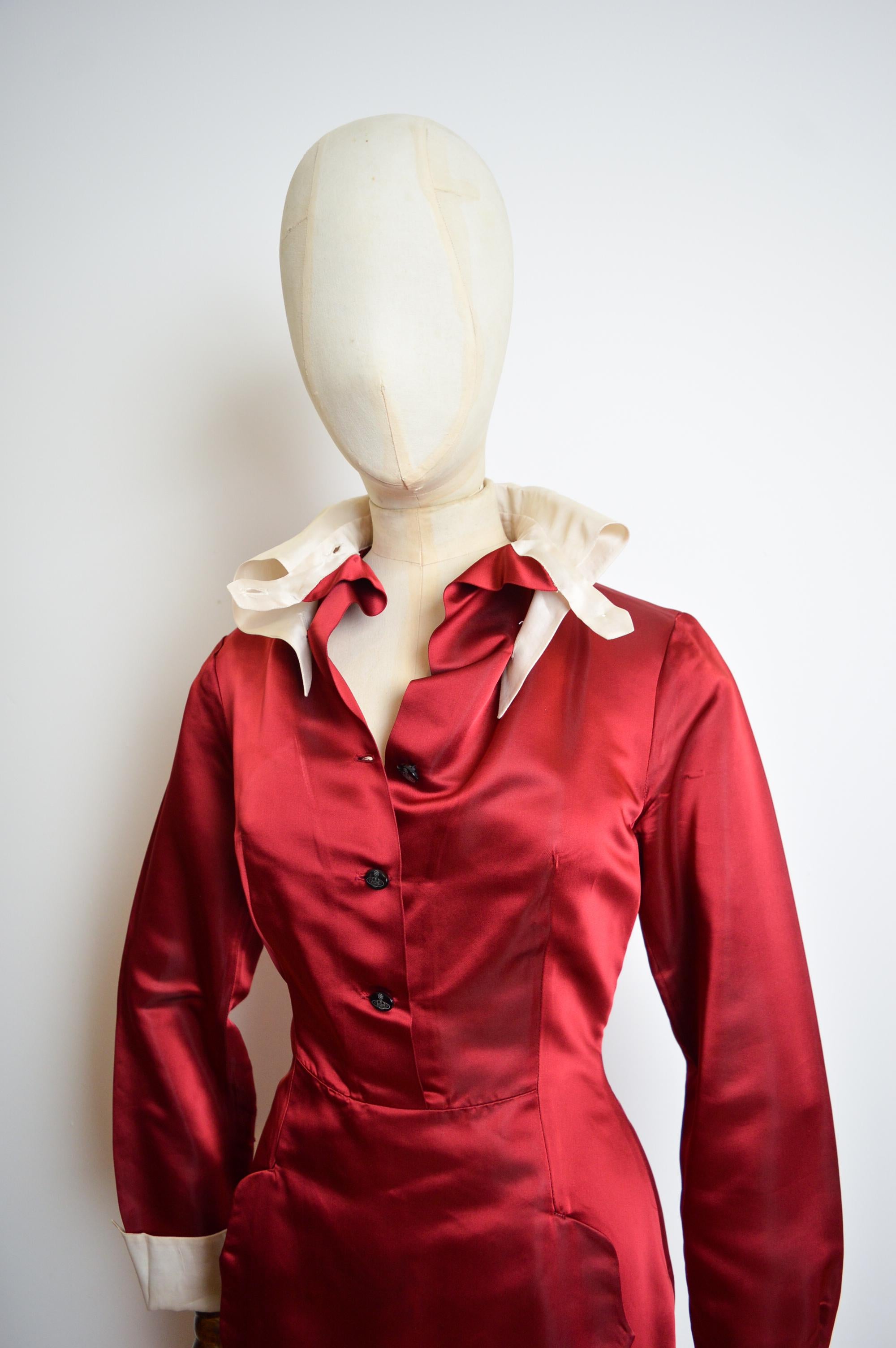 Vivienne Westwood Circa. 1993 Vestido camisero de satén rojo rubí con cuello blanco en venta 8