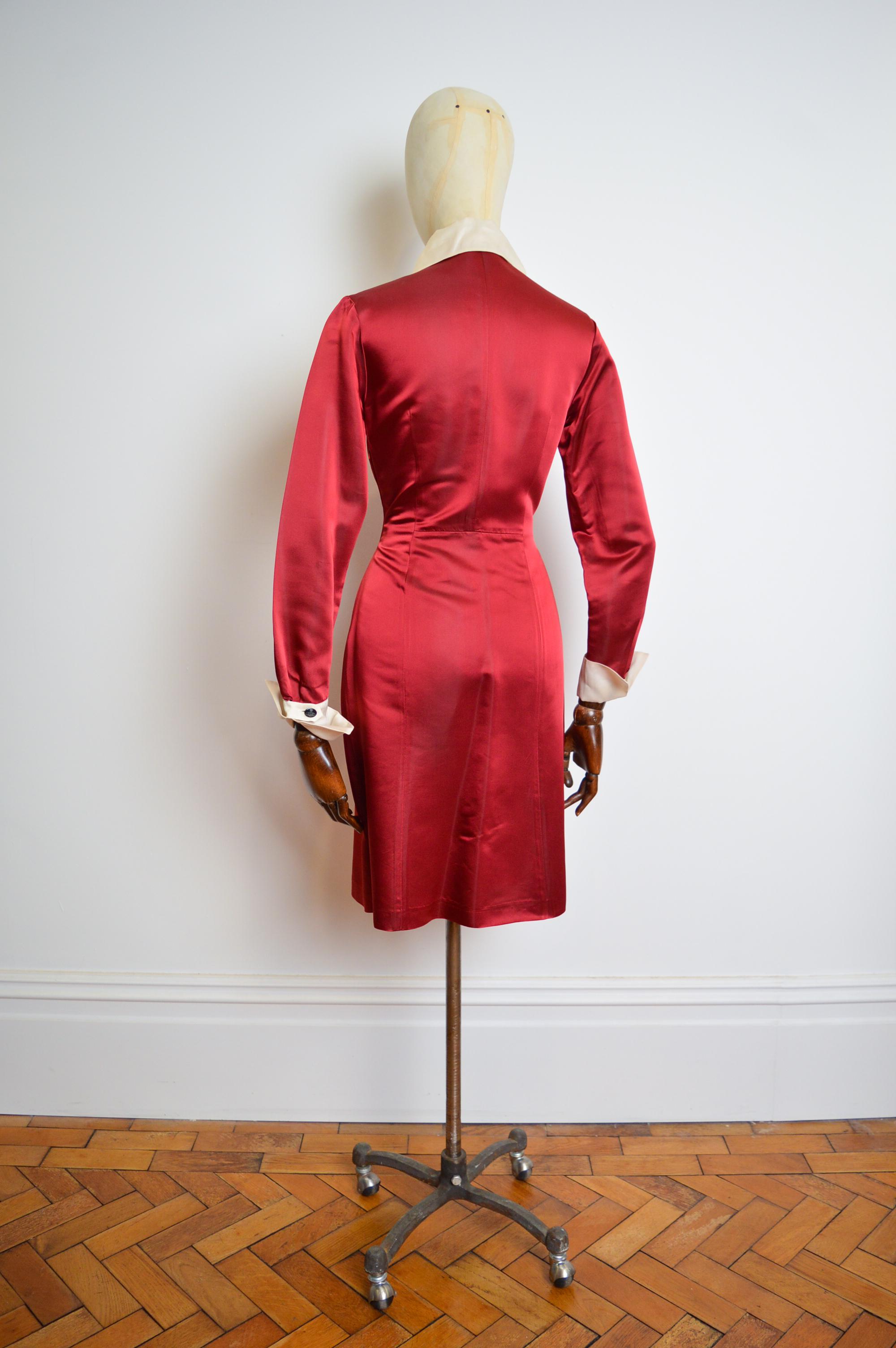 Vivienne Westwood Circa. 1993 Vestido camisero de satén rojo rubí con cuello blanco en venta 10