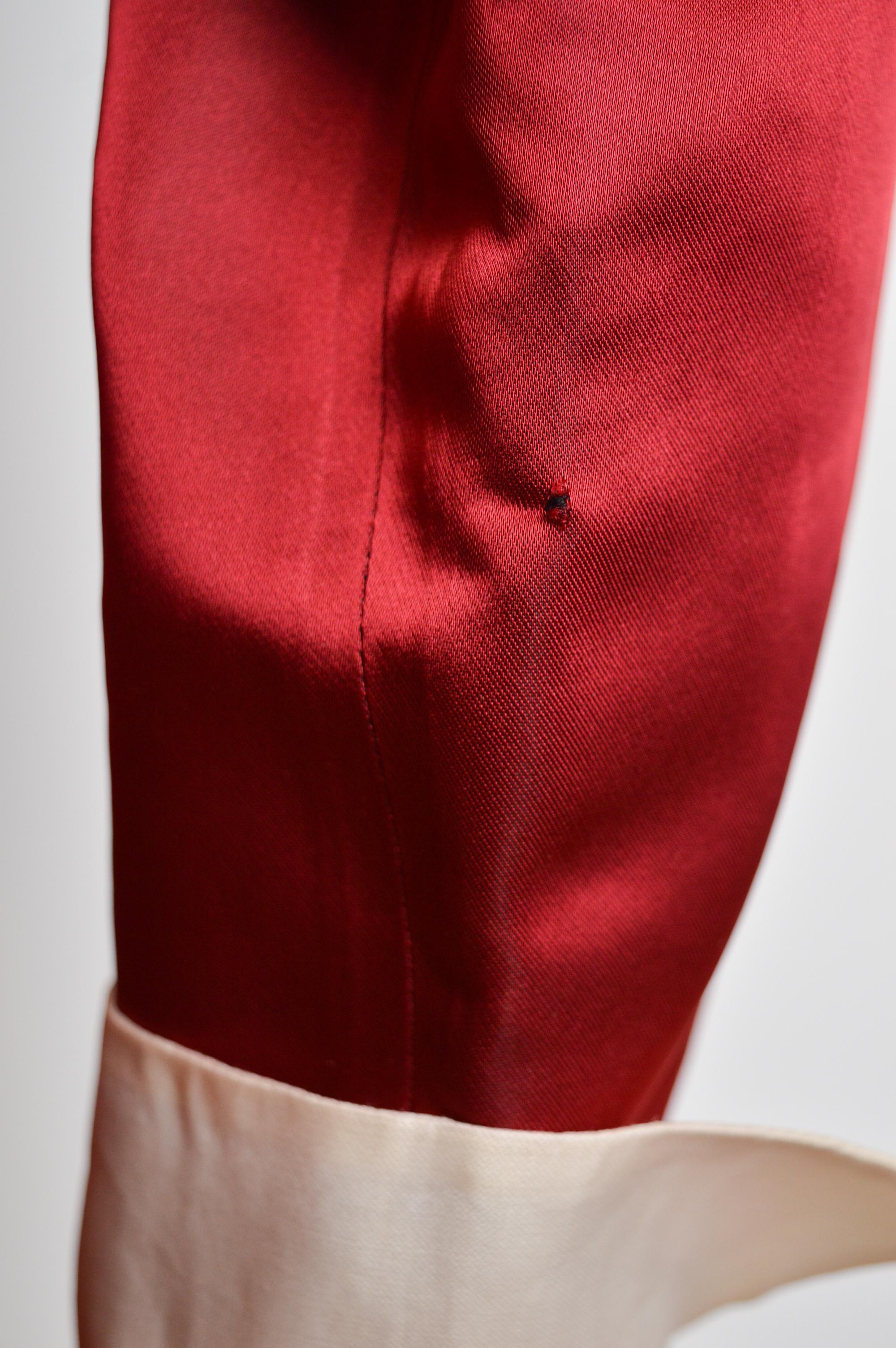 Vivienne Westwood Circa. 1993 Vestido camisero de satén rojo rubí con cuello blanco en venta 11