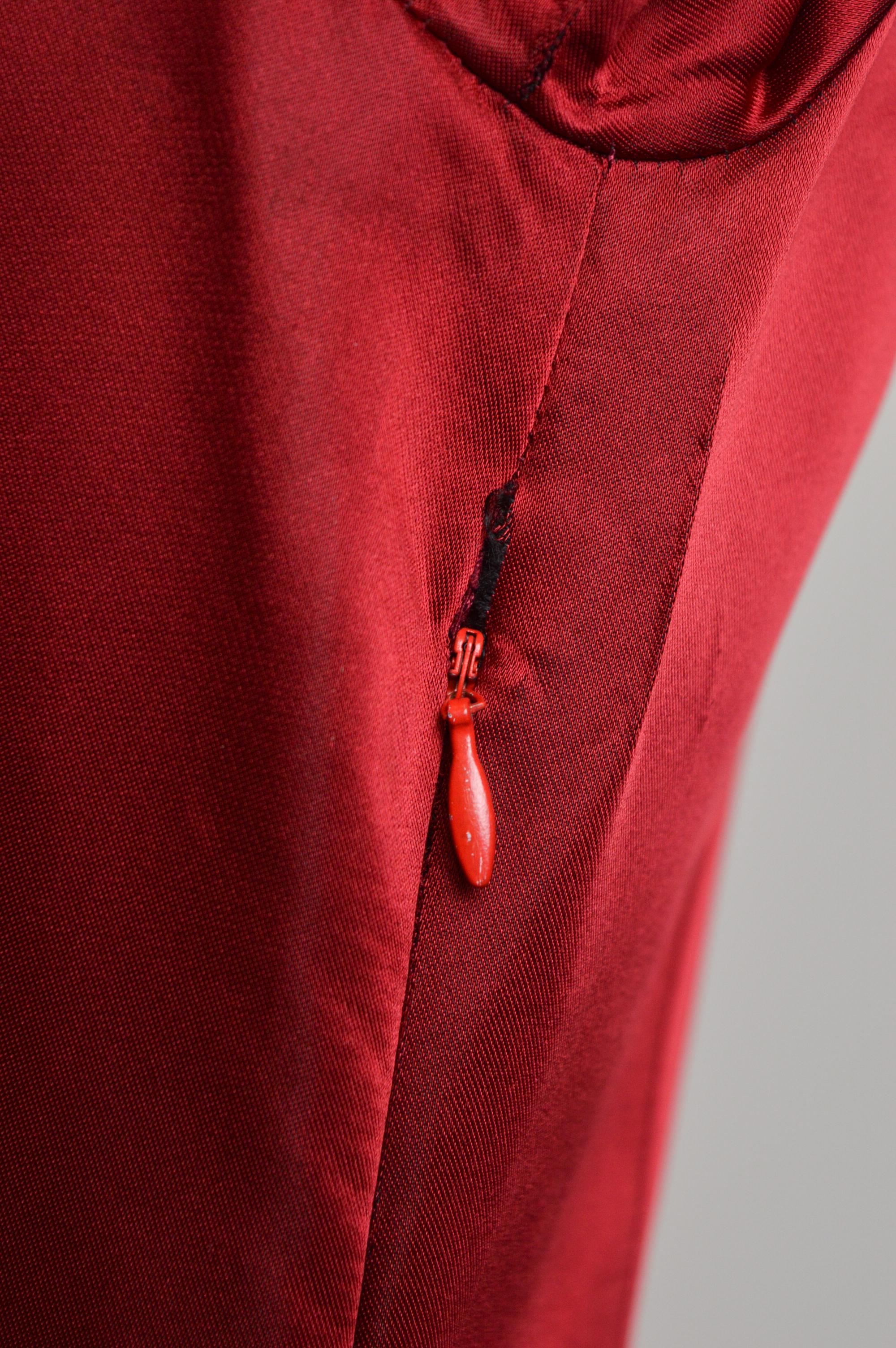 Vivienne Westwood Circa. 1993 Vestido camisero de satén rojo rubí con cuello blanco en venta 12