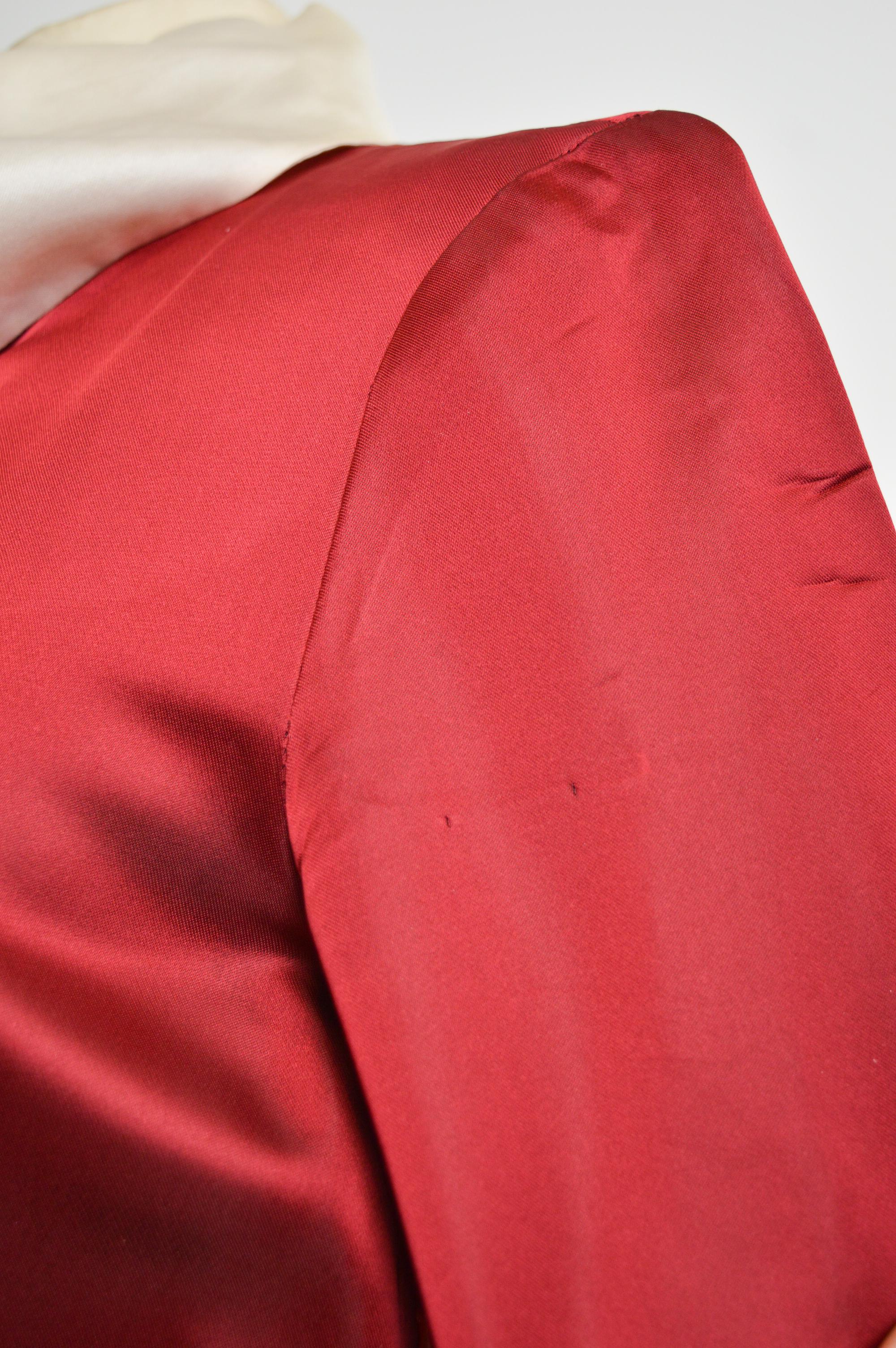 Vivienne Westwood Circa. 1993 Vestido camisero de satén rojo rubí con cuello blanco en venta 13