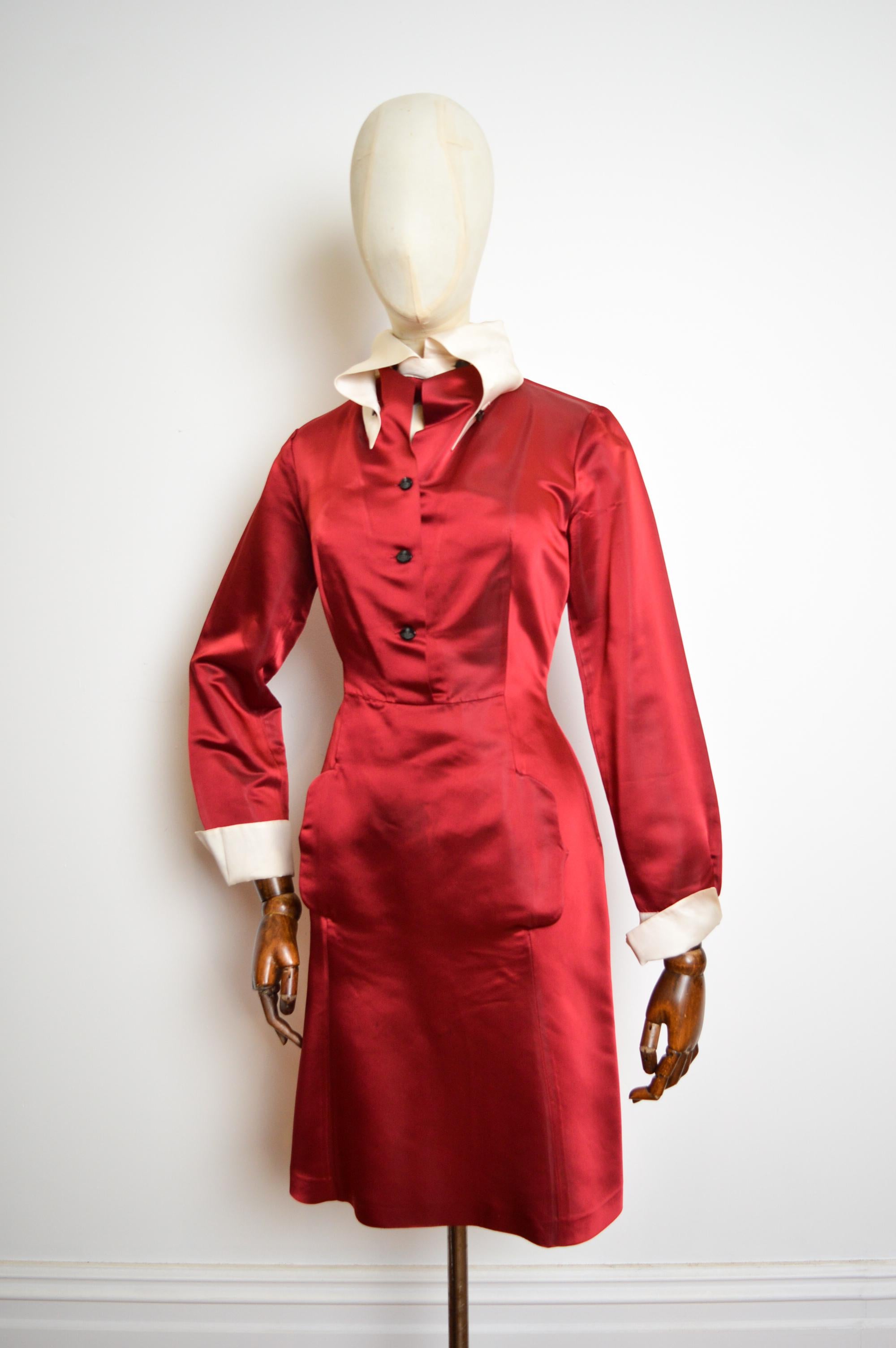 Vivienne Westwood Circa. 1993 Vestido camisero de satén rojo rubí con cuello blanco Rojo en venta