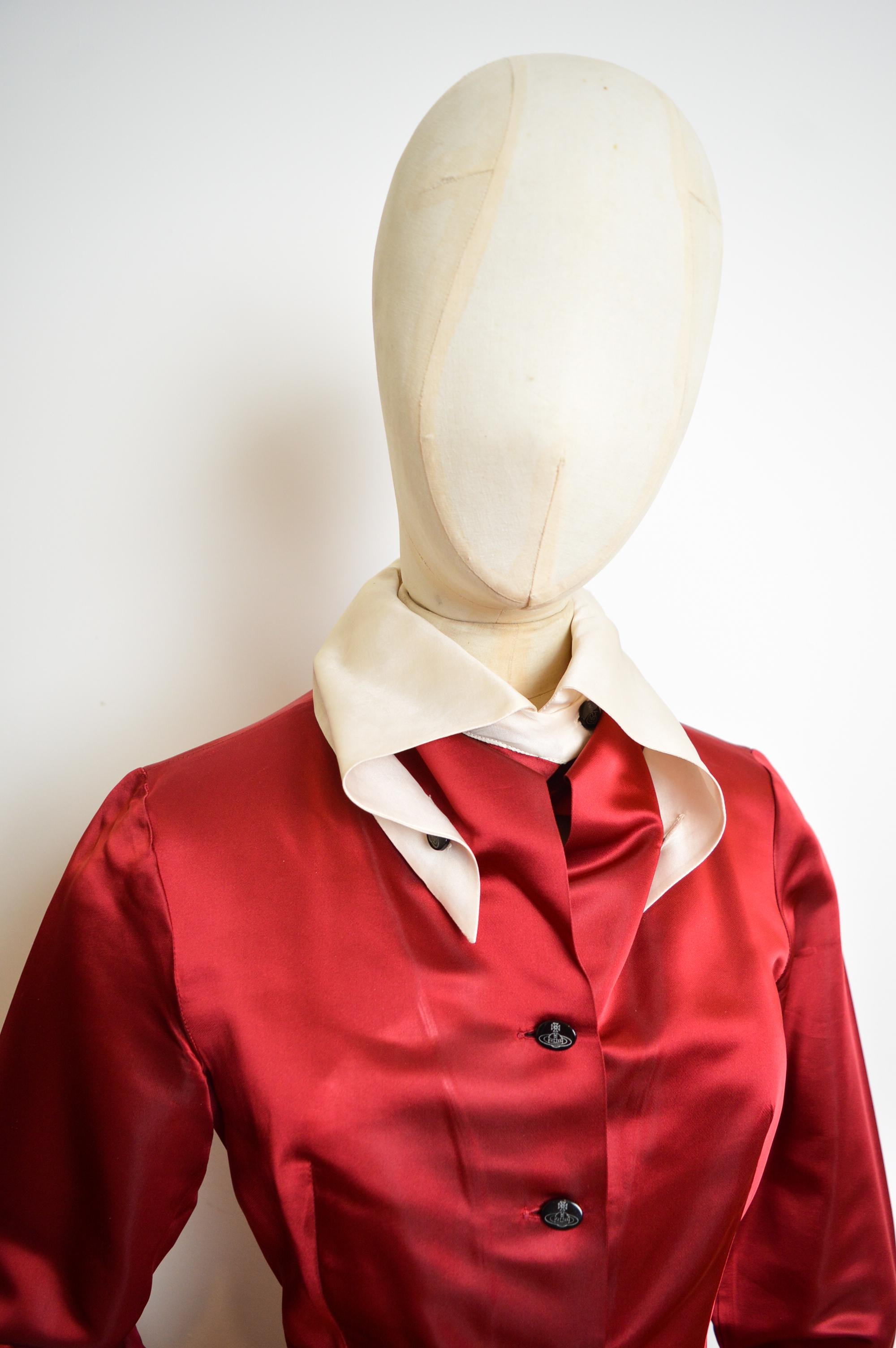 Vivienne Westwood Circa. 1993 Vestido camisero de satén rojo rubí con cuello blanco en venta 1