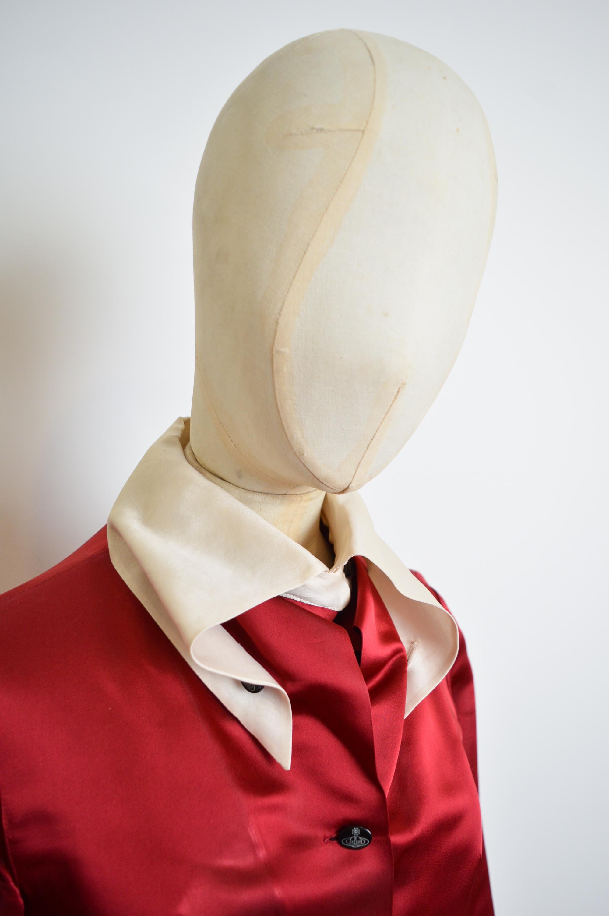 Vivienne Westwood Circa. 1993 Vestido camisero de satén rojo rubí con cuello blanco en venta 2