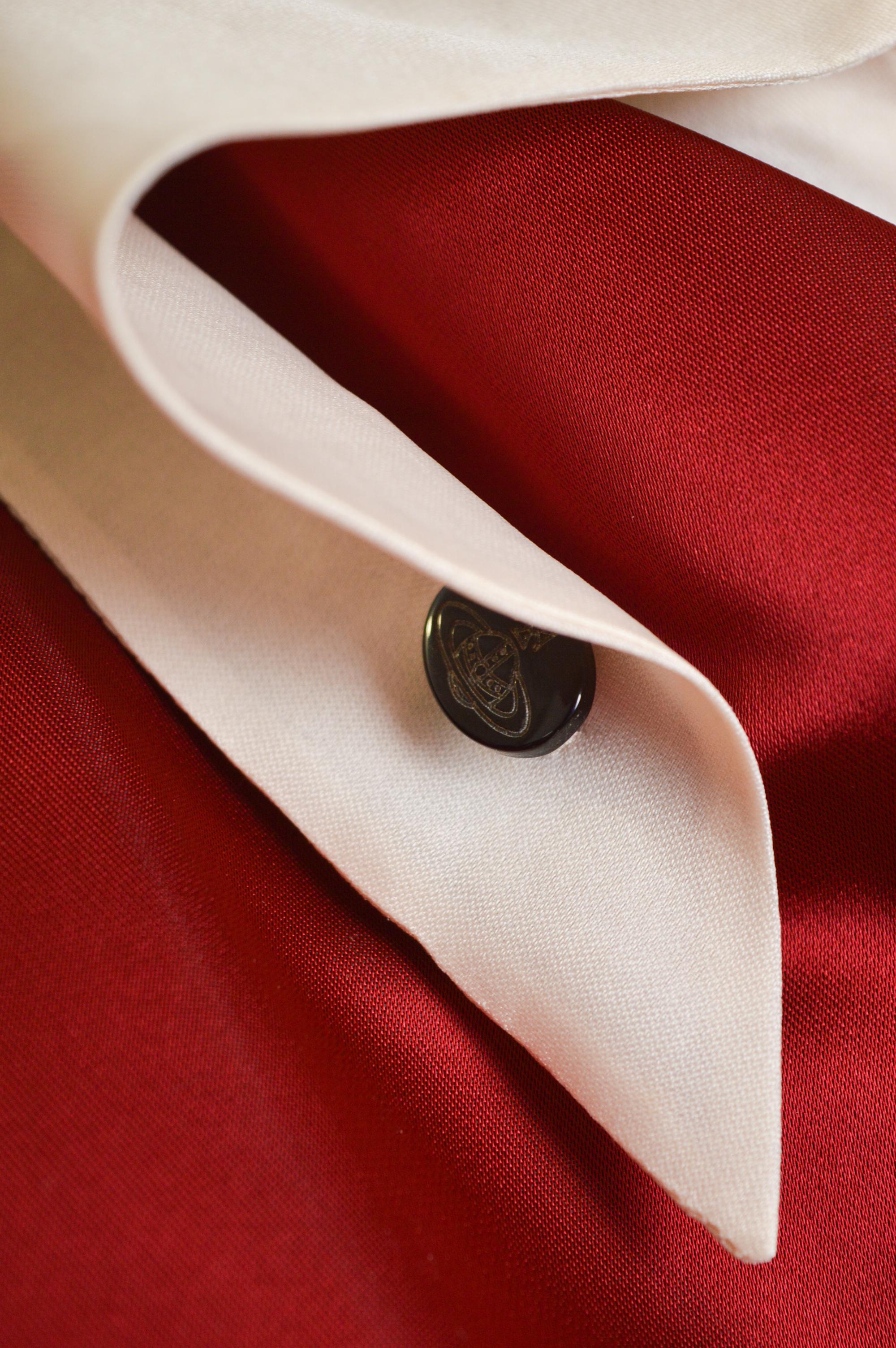 Vivienne Westwood Circa. 1993 Vestido camisero de satén rojo rubí con cuello blanco en venta 3