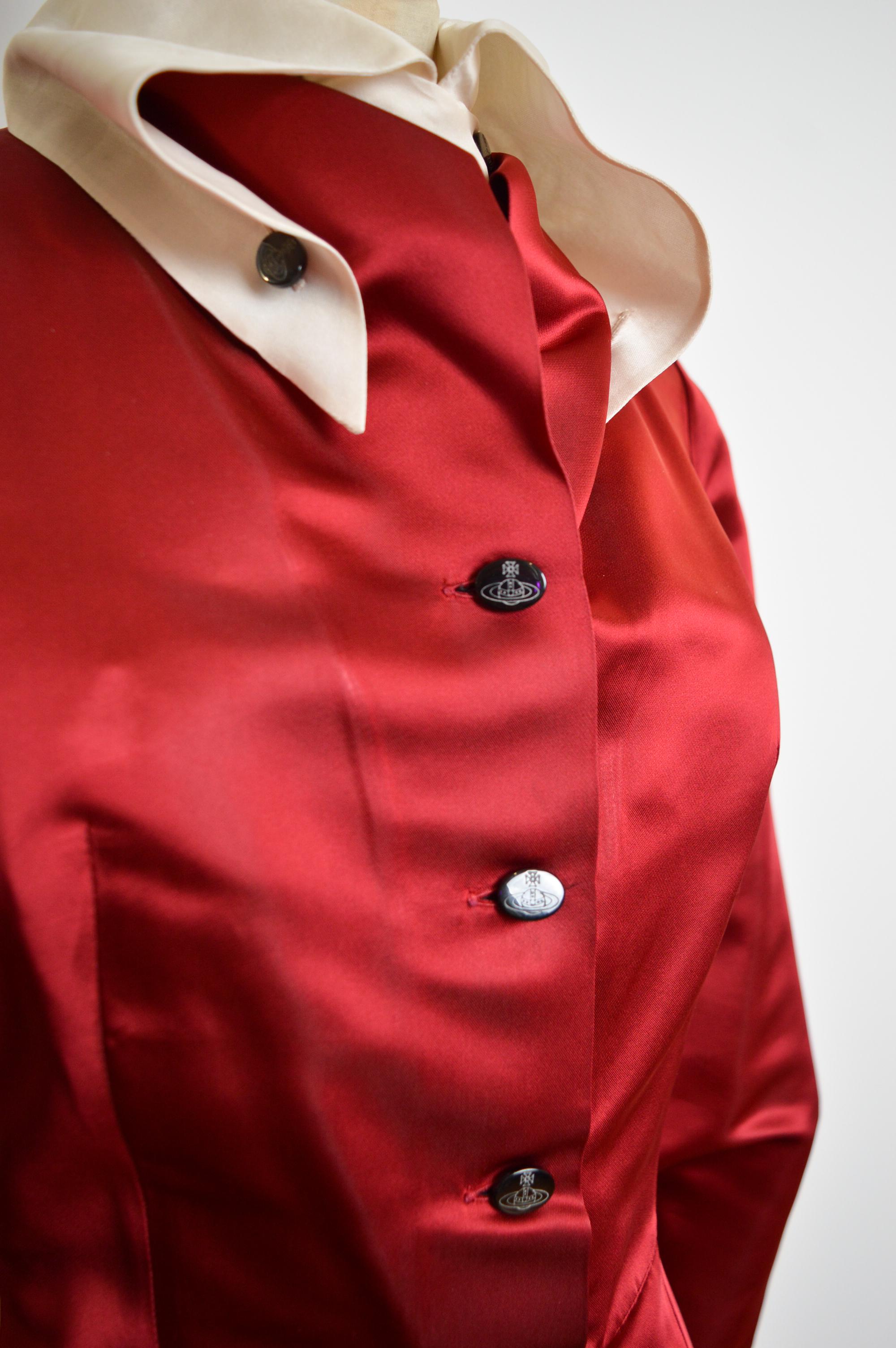 Vivienne Westwood Circa. 1993 Vestido camisero de satén rojo rubí con cuello blanco en venta 4