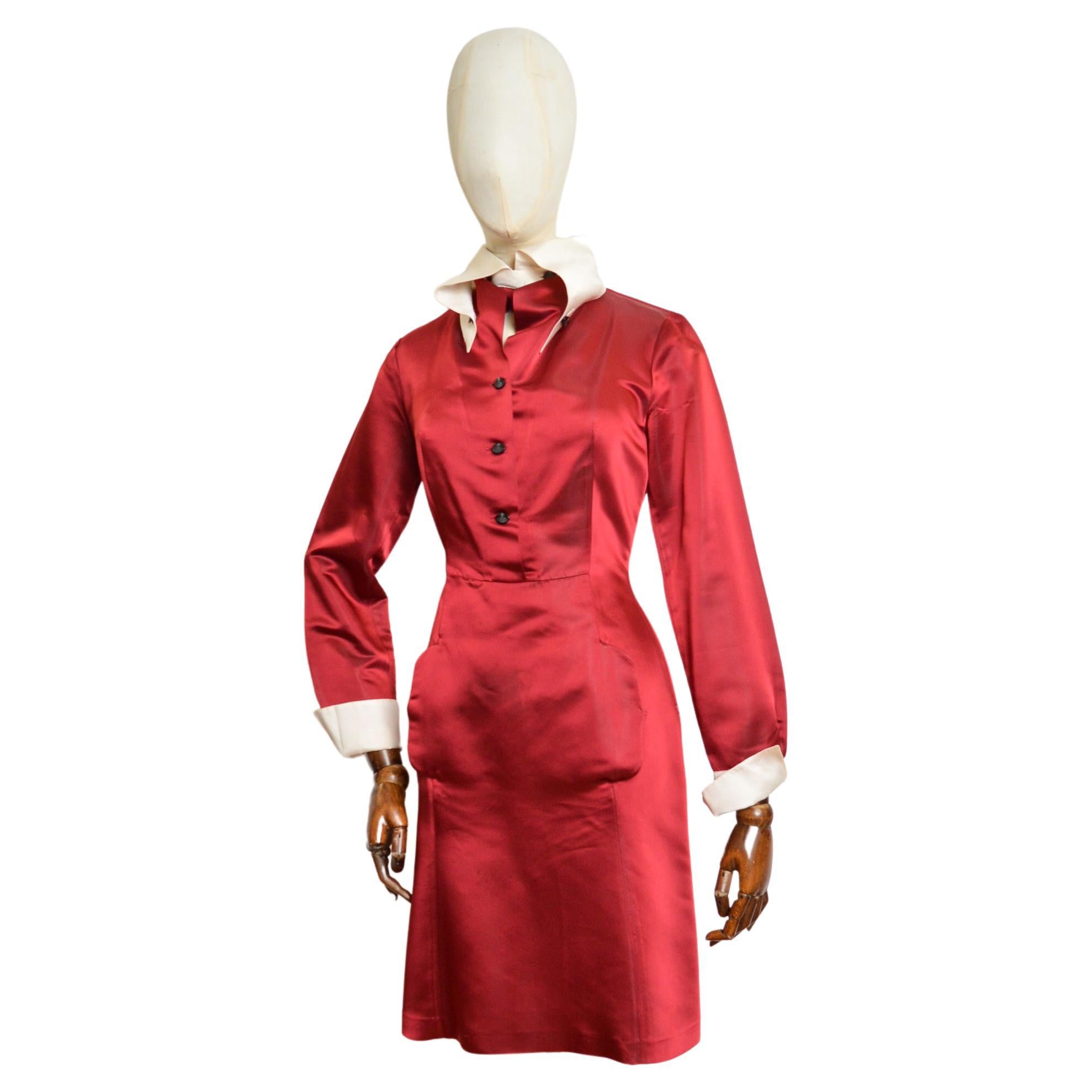 Vivienne Westwood Circa. 1993 Vestido camisero de satén rojo rubí con cuello blanco en venta