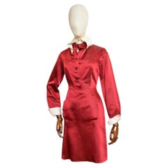 Vivienne Westwood Circa. 1993 Rubinrotes Hemdkleid aus Satin mit weißem Kragen