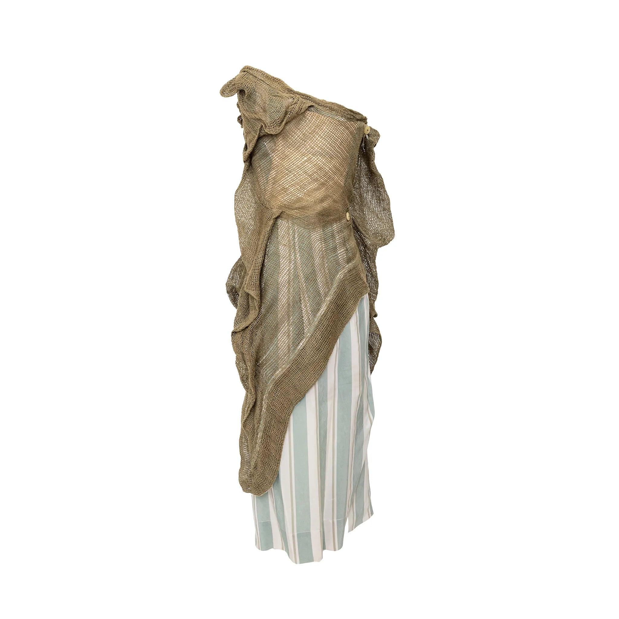 De la colección Primavera 2006, el vestido corsé presenta malla de lino color oliva drapeada sobre tejido a rayas. Con estructura de corsé y escote sin hombros, este vestido midi es una pieza icónica poco frecuente. 
 Observaciones: hay algunas