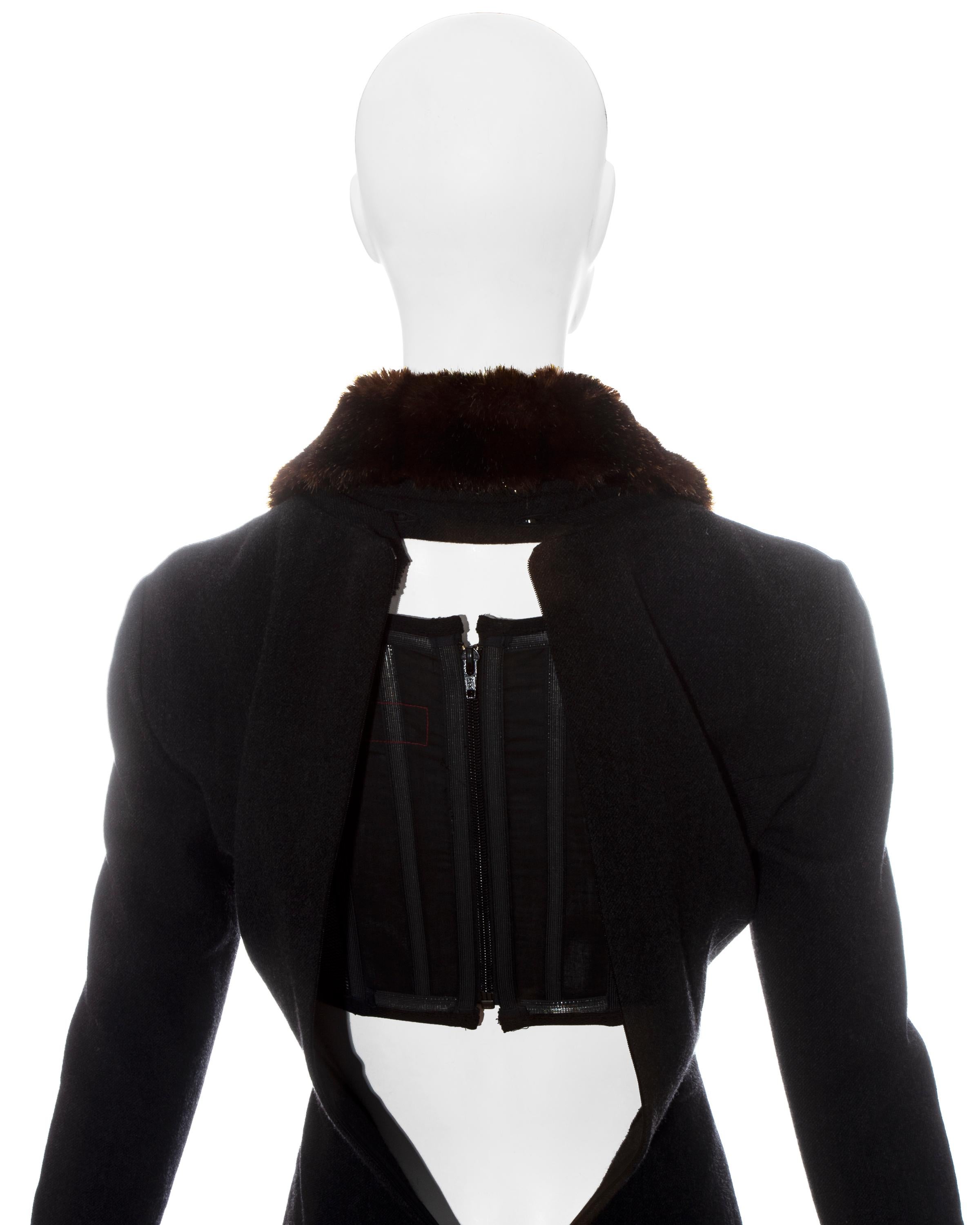 Robe corsetée en laine grise Vivienne Westwood avec col en fausse fourrure, automne-hiver 1994 en vente 2