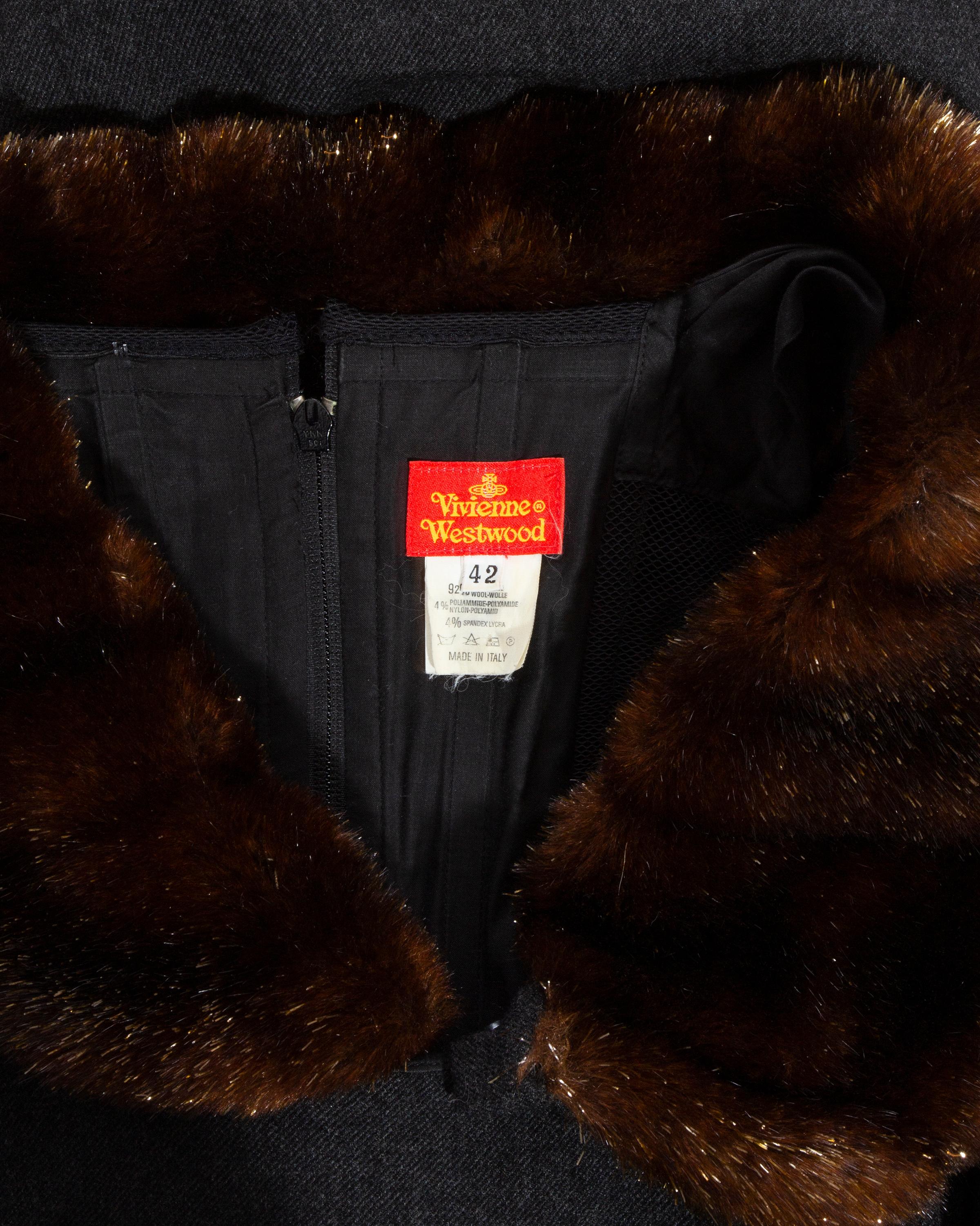 Robe corsetée en laine grise Vivienne Westwood avec col en fausse fourrure, automne-hiver 1994 en vente 3
