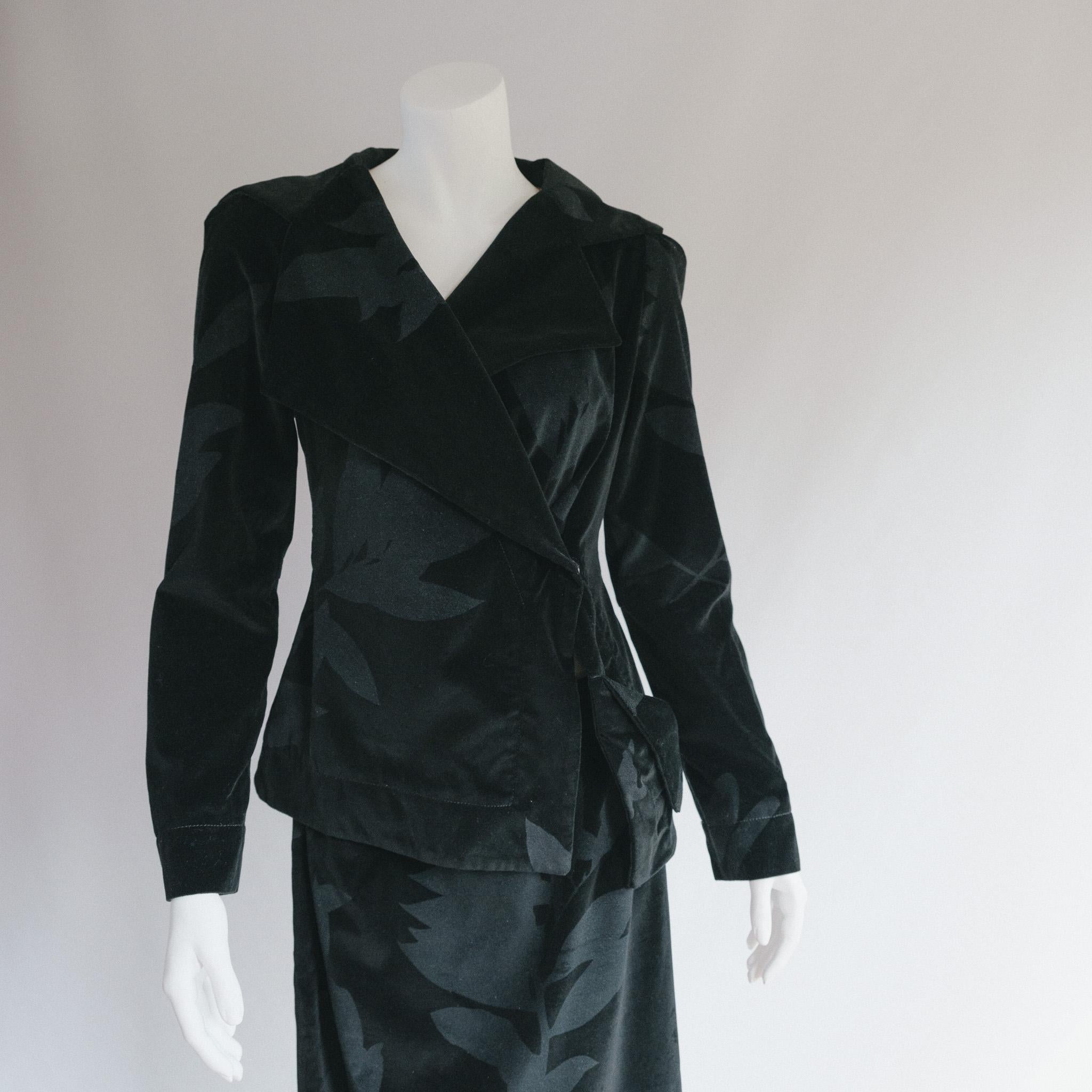 Vivienne Westwood Crushed Velvet Black Corset Jacket Skirt Suit


Vivienne Westwood Red Label judging by the tag early 90s 
Lined with emblamed embossed lining, viv buttons all the bells and whistles 
exceptionally flattering and well cut 
pretty