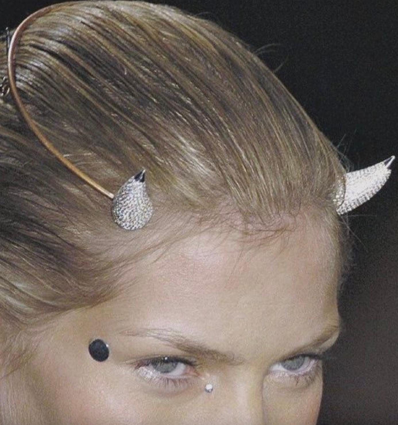 Vivienne Westwood Diamante Kristall Strass Silber Orb Horn Tiara im Zustand „Gut“ im Angebot in Jersey City, NJ